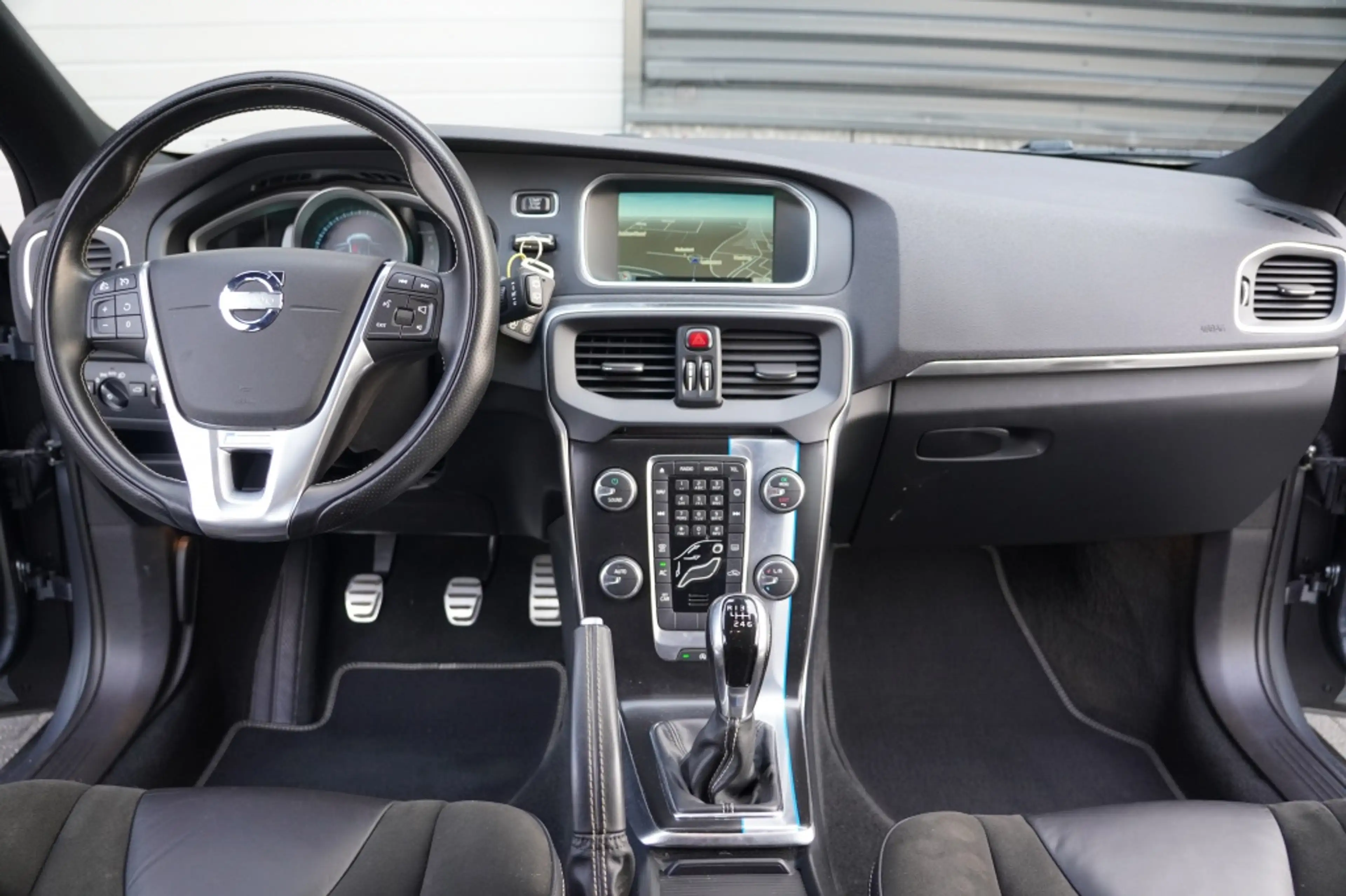 Volvo V40 1.6 T2 R-Design — photo 15