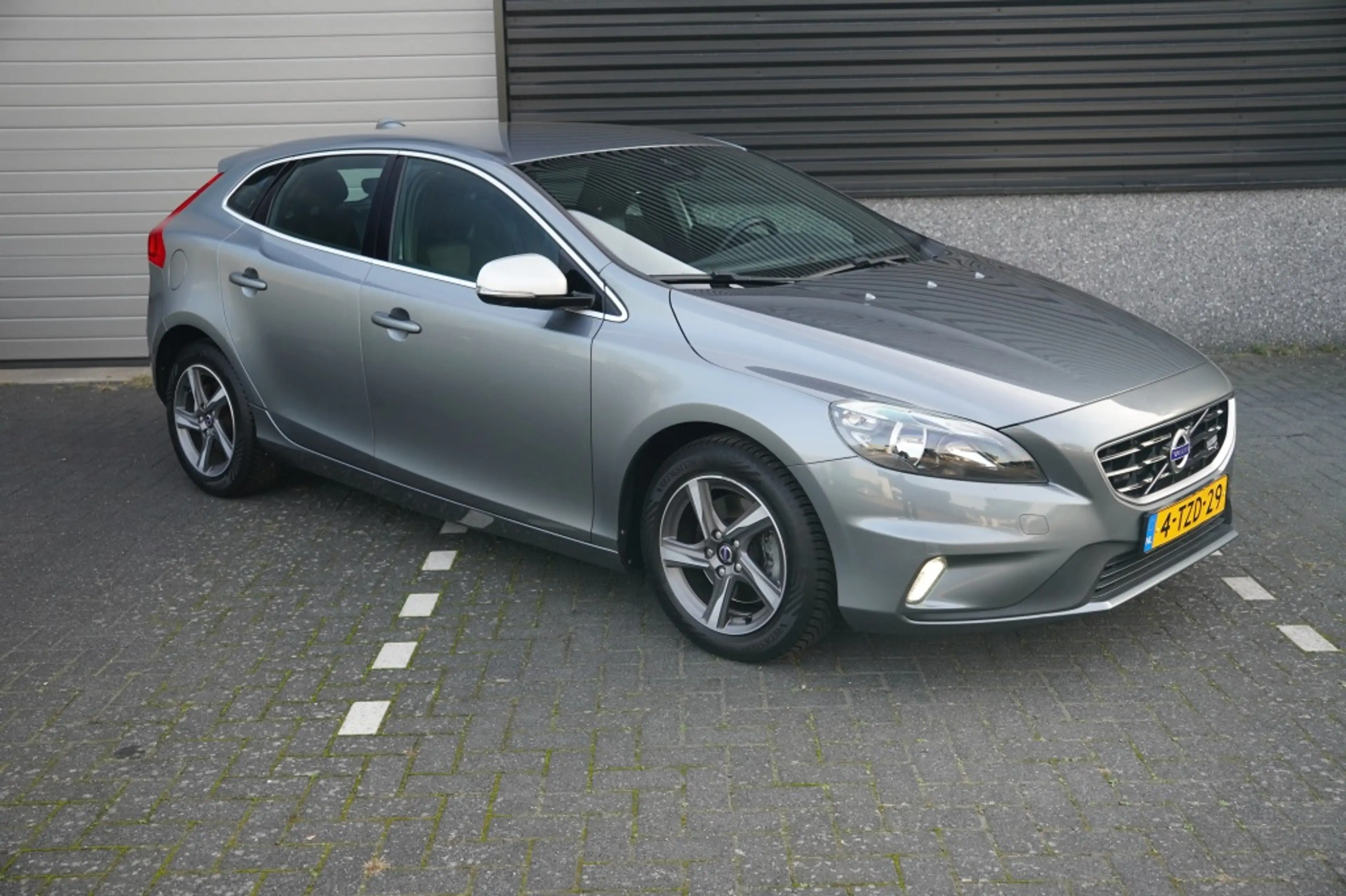 Volvo V40 1.6 T2 R-Design — photo 8