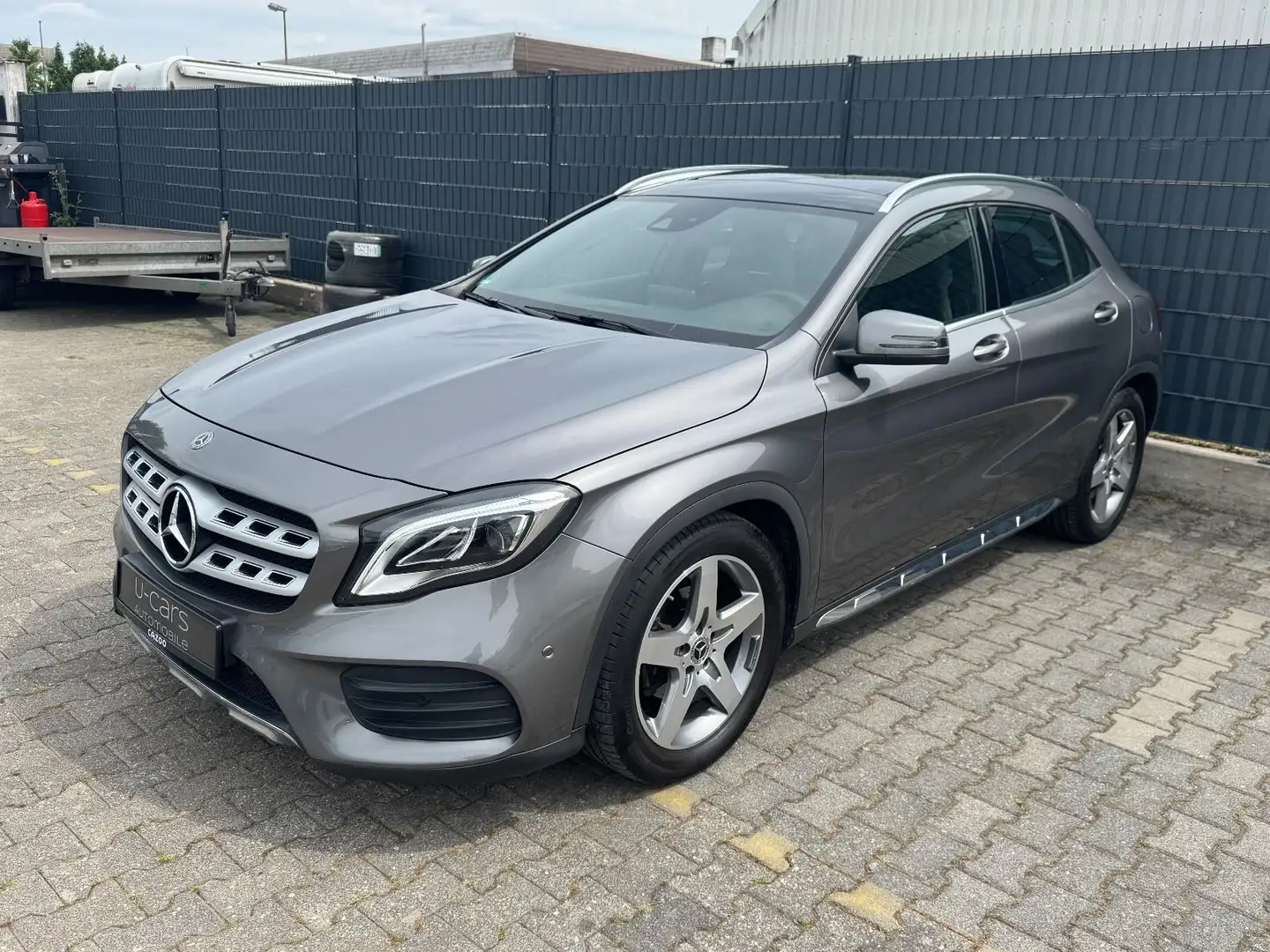 Mercedes-Benz GLA 200 *JUNGE STERNE GARANTIE*  (AMG/SHZ/KAMERA Gris - 1