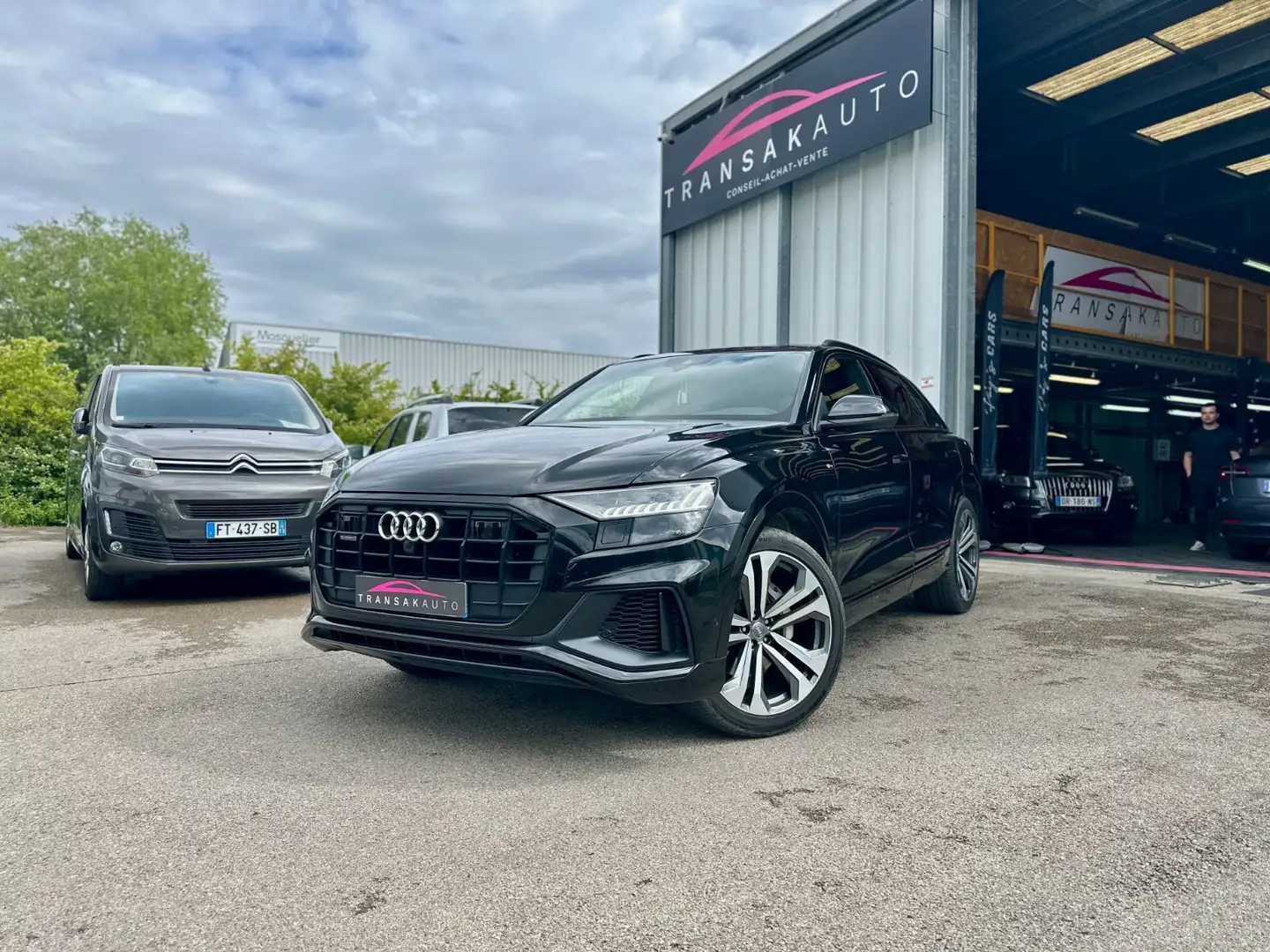 Audi Q8 S line Schwarz - 1