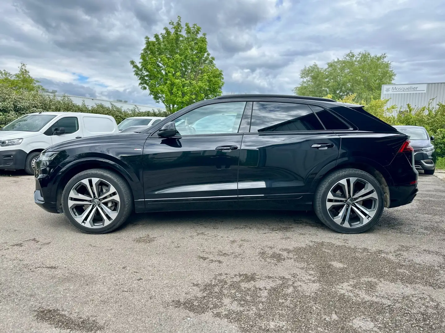 Audi Q8 S line Schwarz - 2