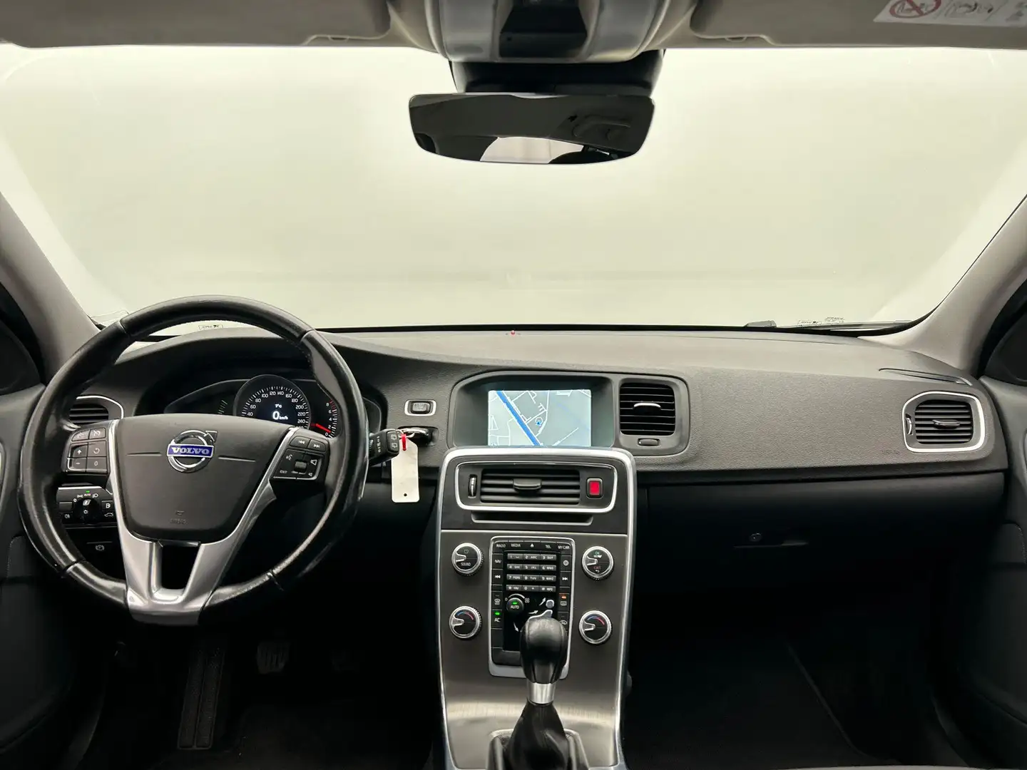 Volvo V60 1.6 T3 Momentum Origineel NL Trekhaak Navigatie Le Grijs - 2