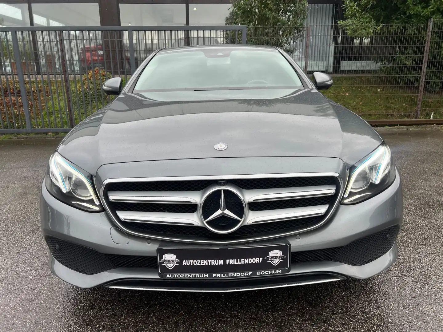 Mercedes-Benz E 200 Limousine AUTOMATIK/LED/NAVI/AHK/83TKM!!! Grau - 2