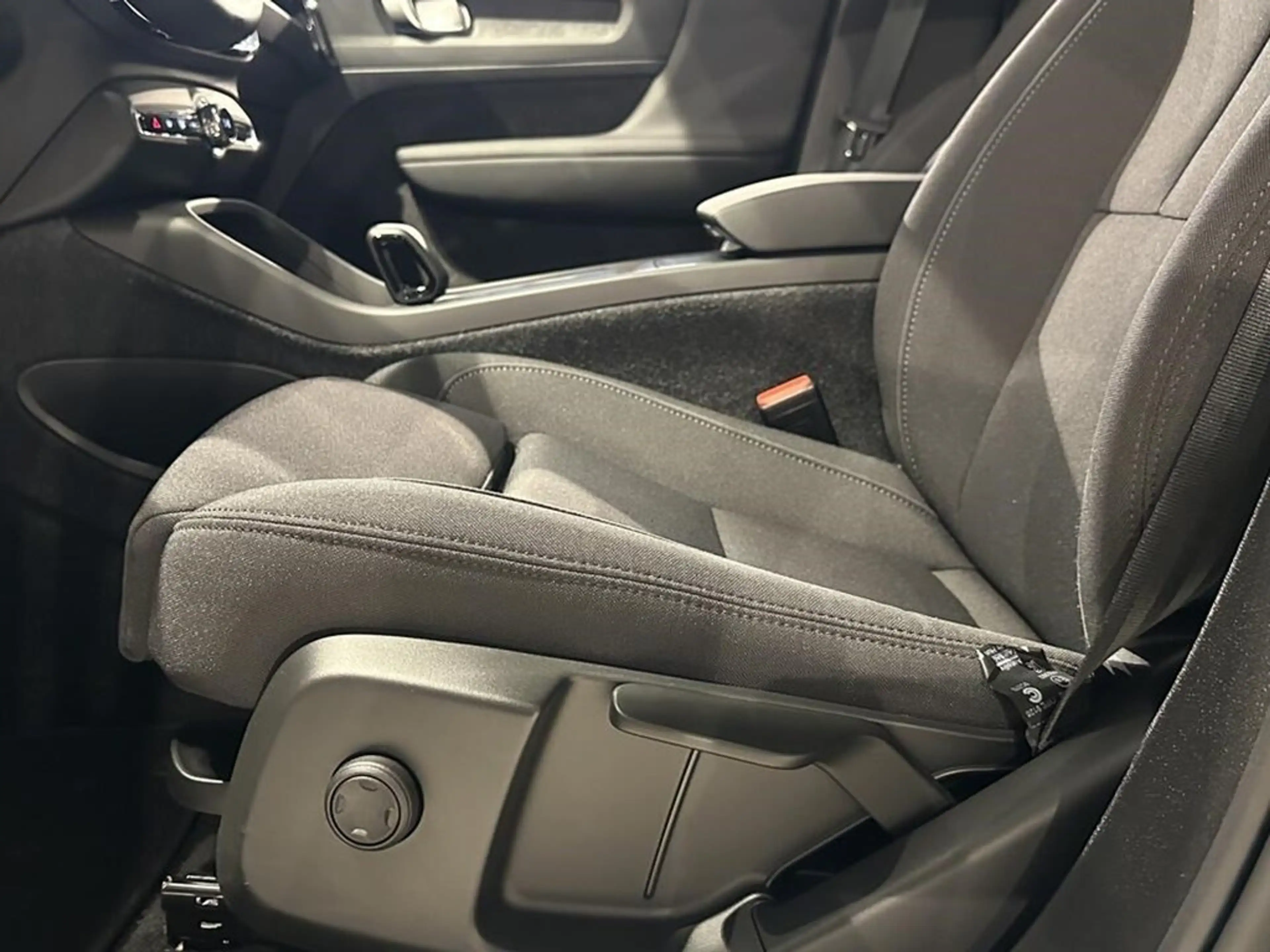 Volvo C40 Recharge Extended Range Plus + electr trekhaak — photo 4