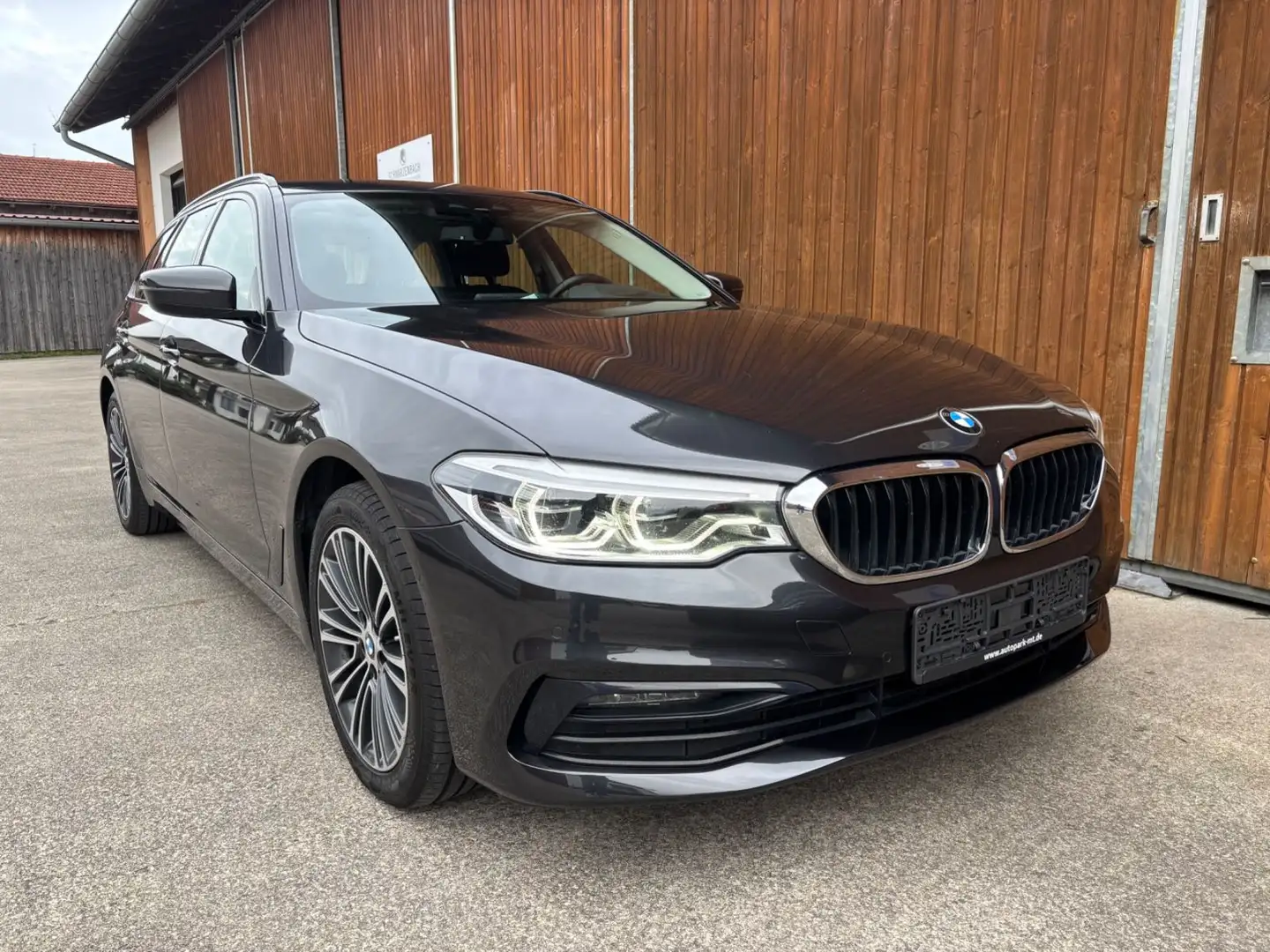 BMW 520 d xDrive Sport Line LED Kamera Sportsitz AHK - 1