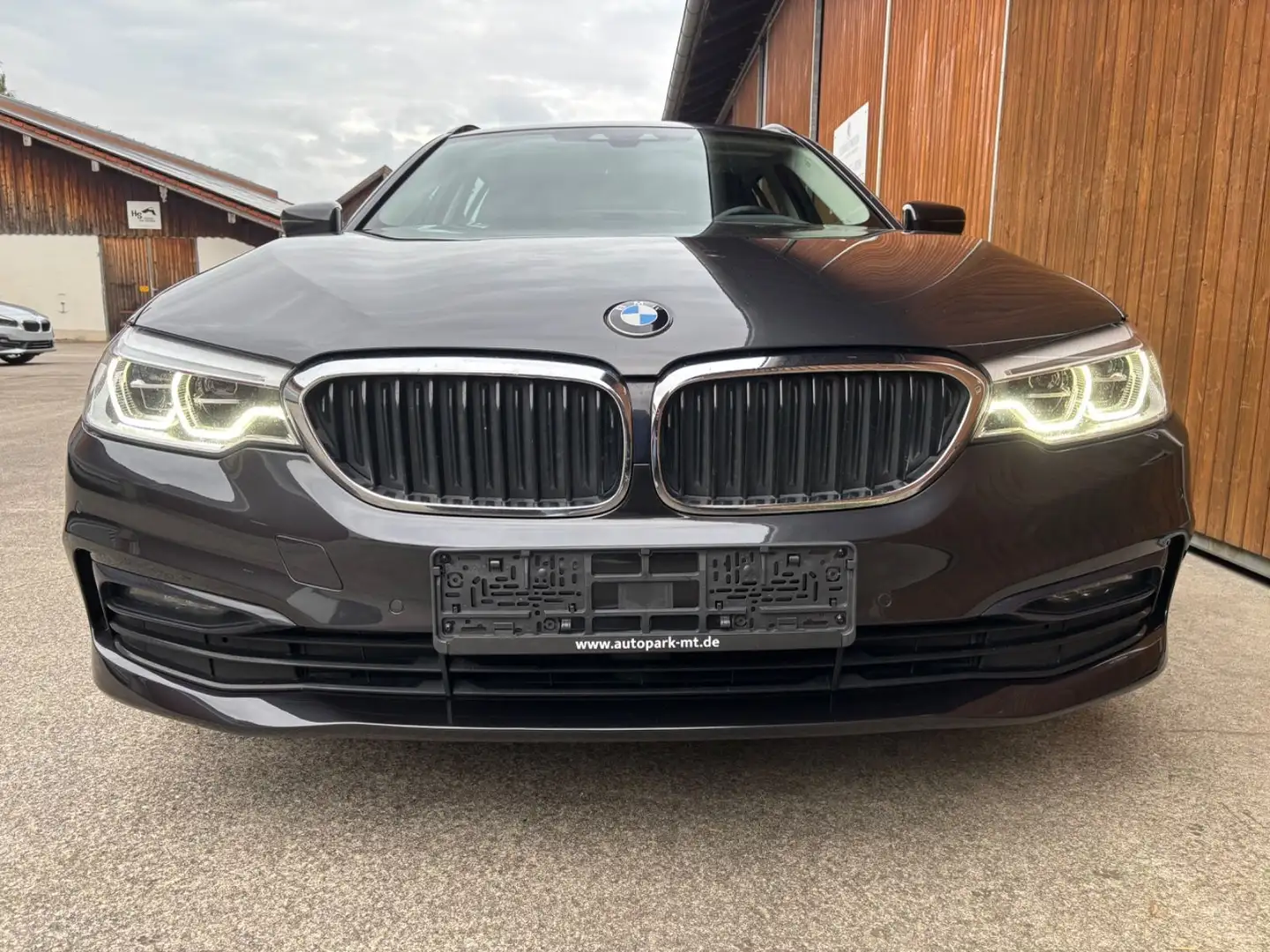 BMW 520 d xDrive Sport Line LED Kamera Sportsitz AHK - 2
