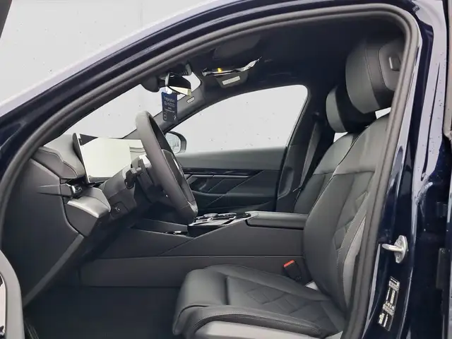 BMW 5 Series view 8