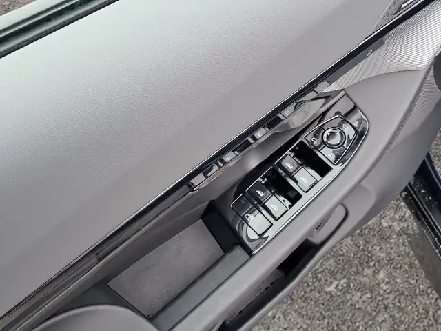 BMW 5 Series view 9