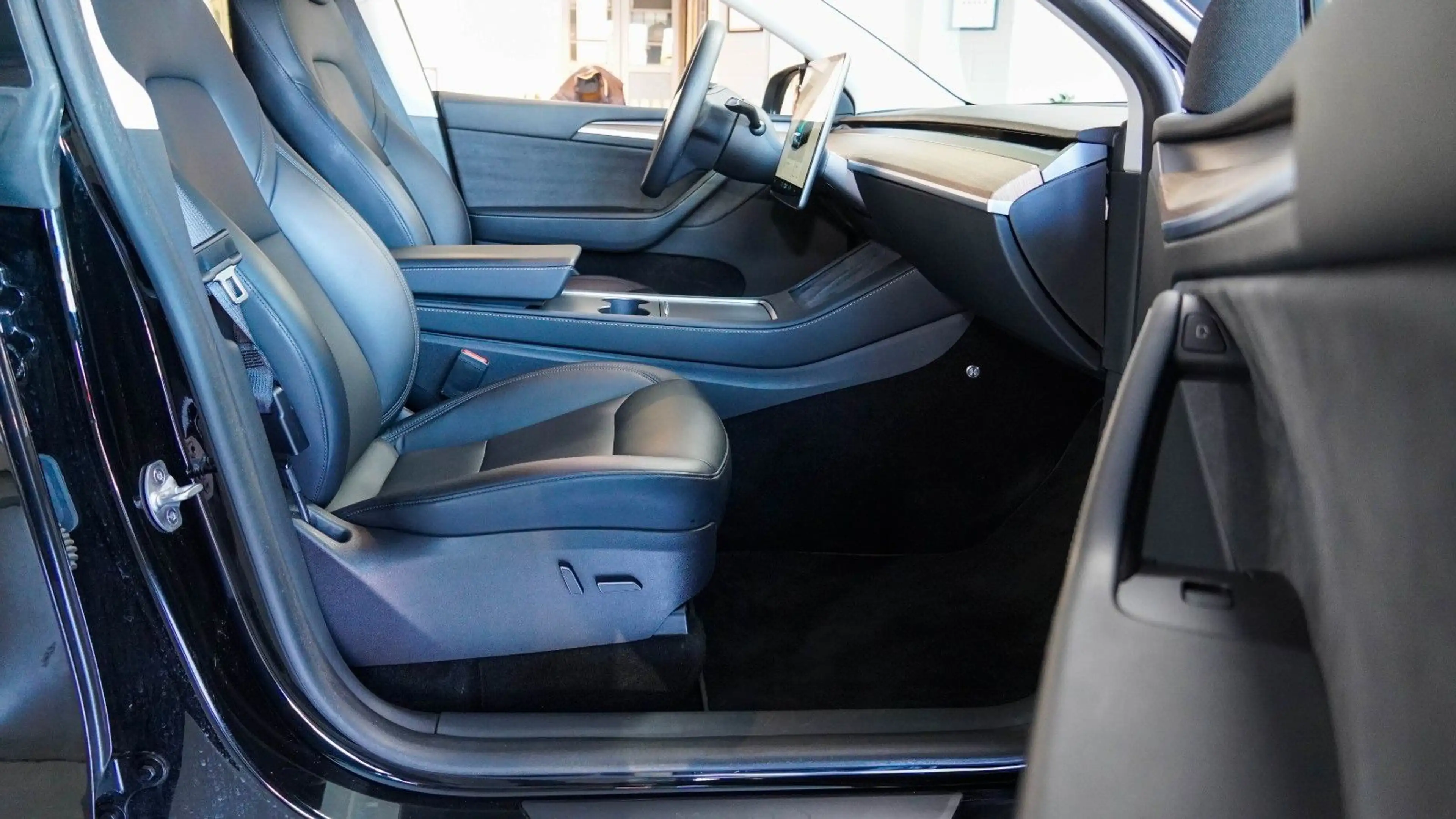 Tesla Model Y Long Range Dual AWD AHK — photo 13