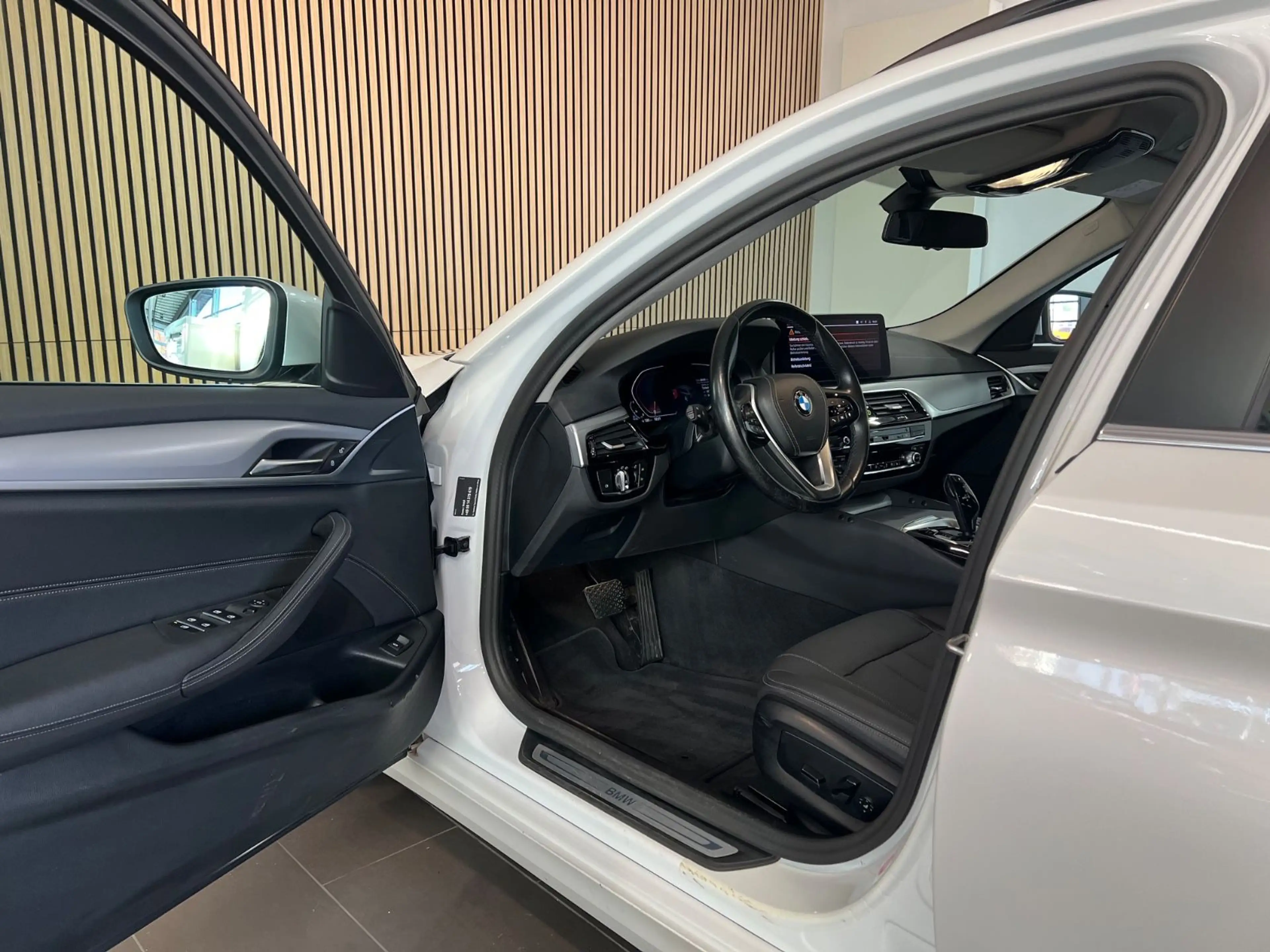 BMW 520 d Touring *SHZ/DIGITAL/LED/TEMPOMAT/NAVI/DE* — photo 9