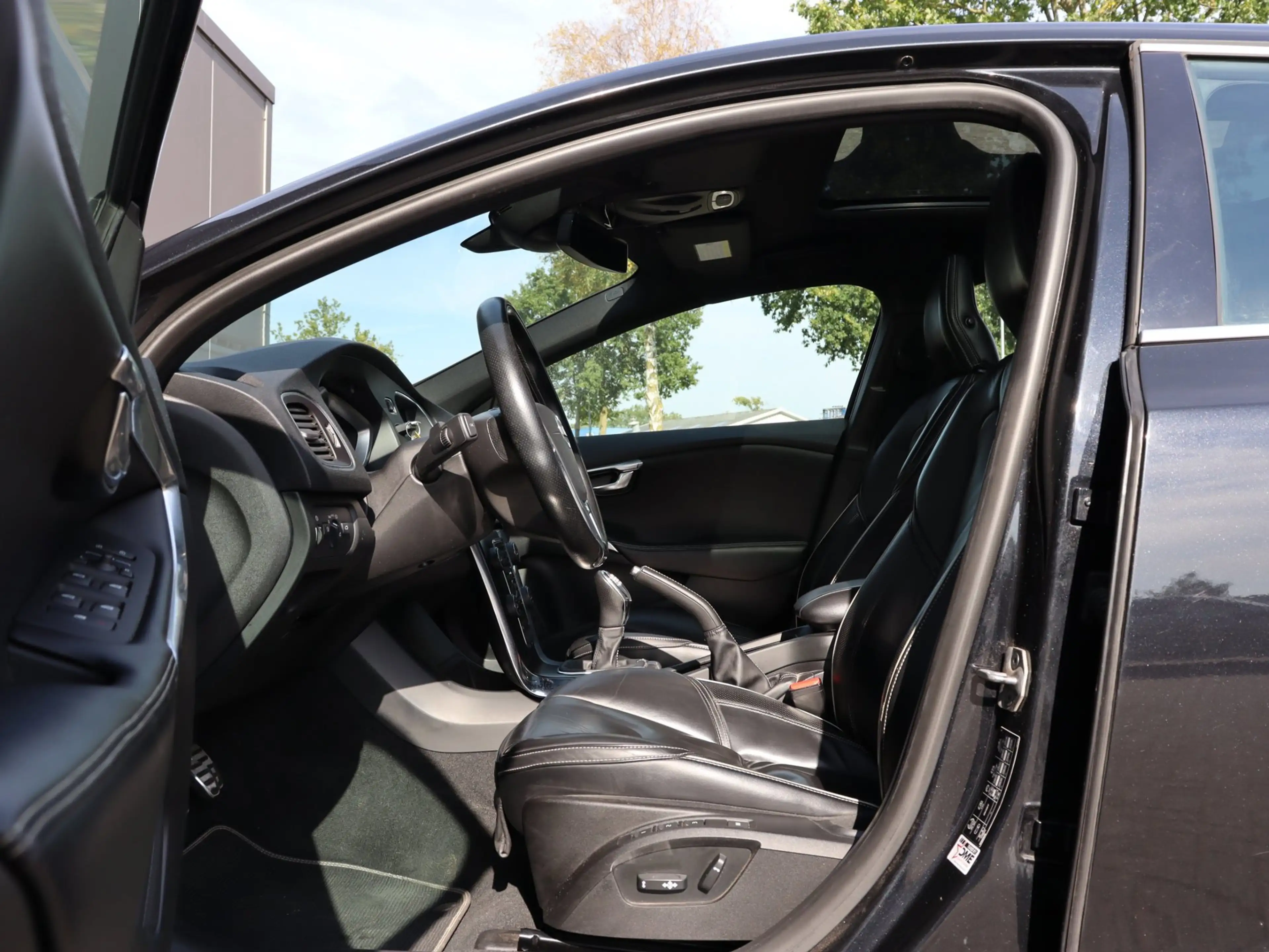 Volvo V40 1.6 D2 R-Design navi LEER memory xenon — photo 12