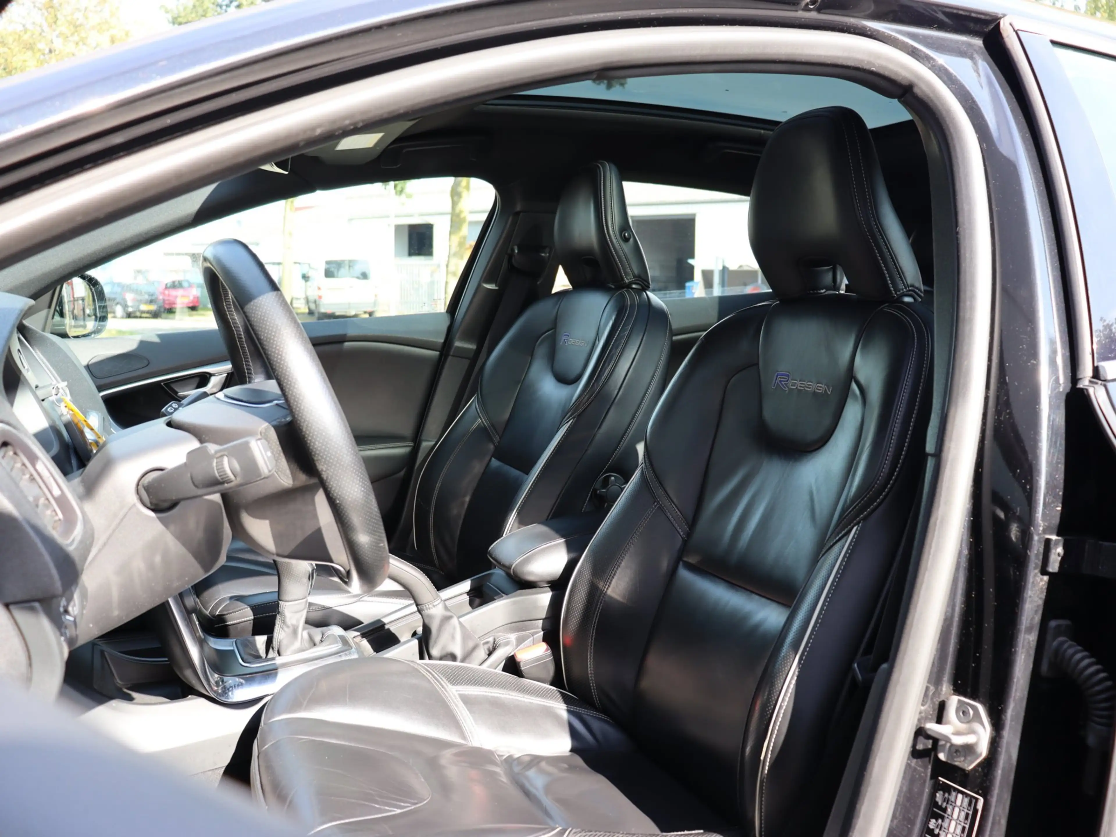 Volvo V40 1.6 D2 R-Design navi LEER memory xenon — photo 13
