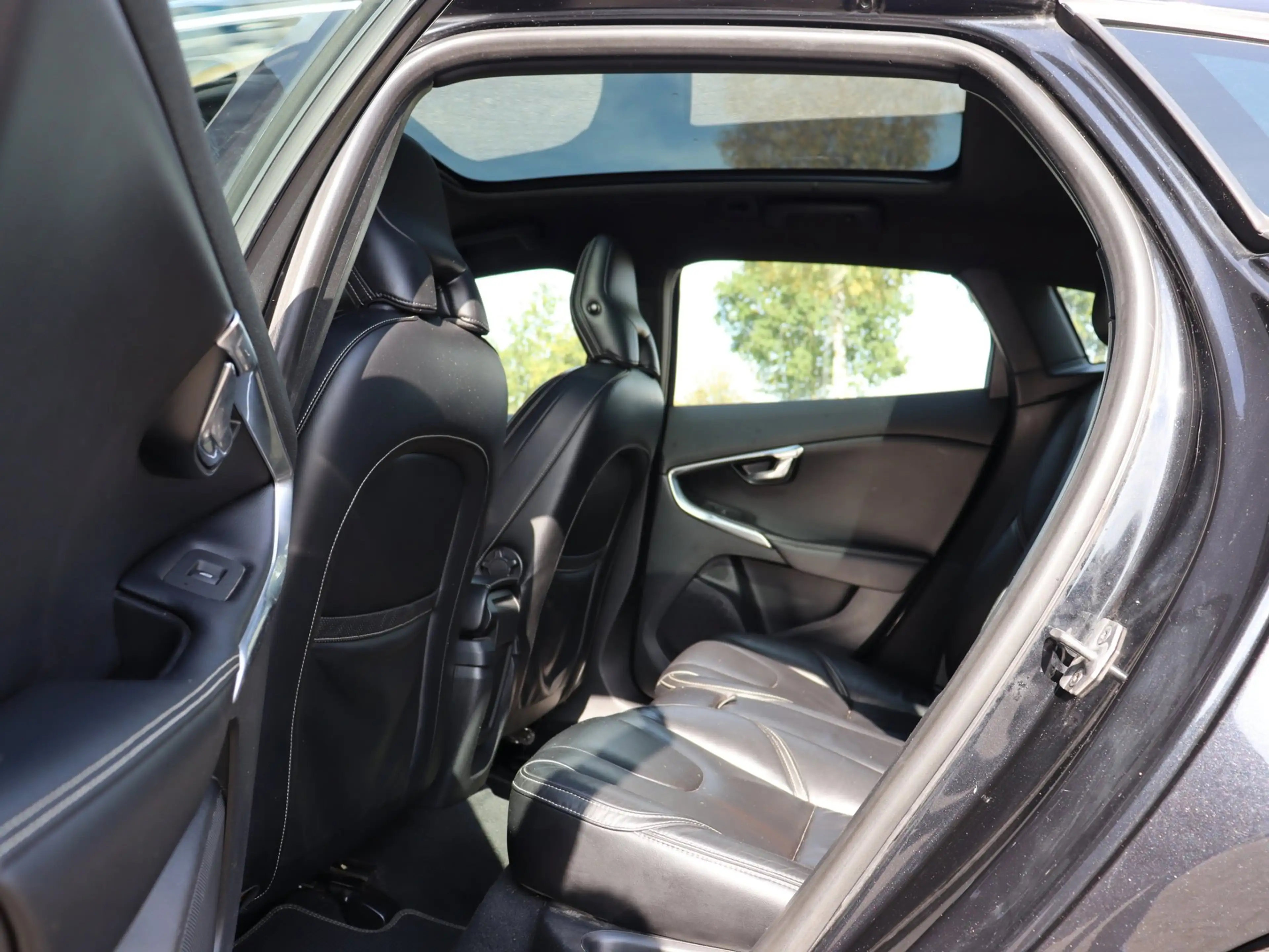 Volvo V40 1.6 D2 R-Design navi LEER memory xenon — photo 14