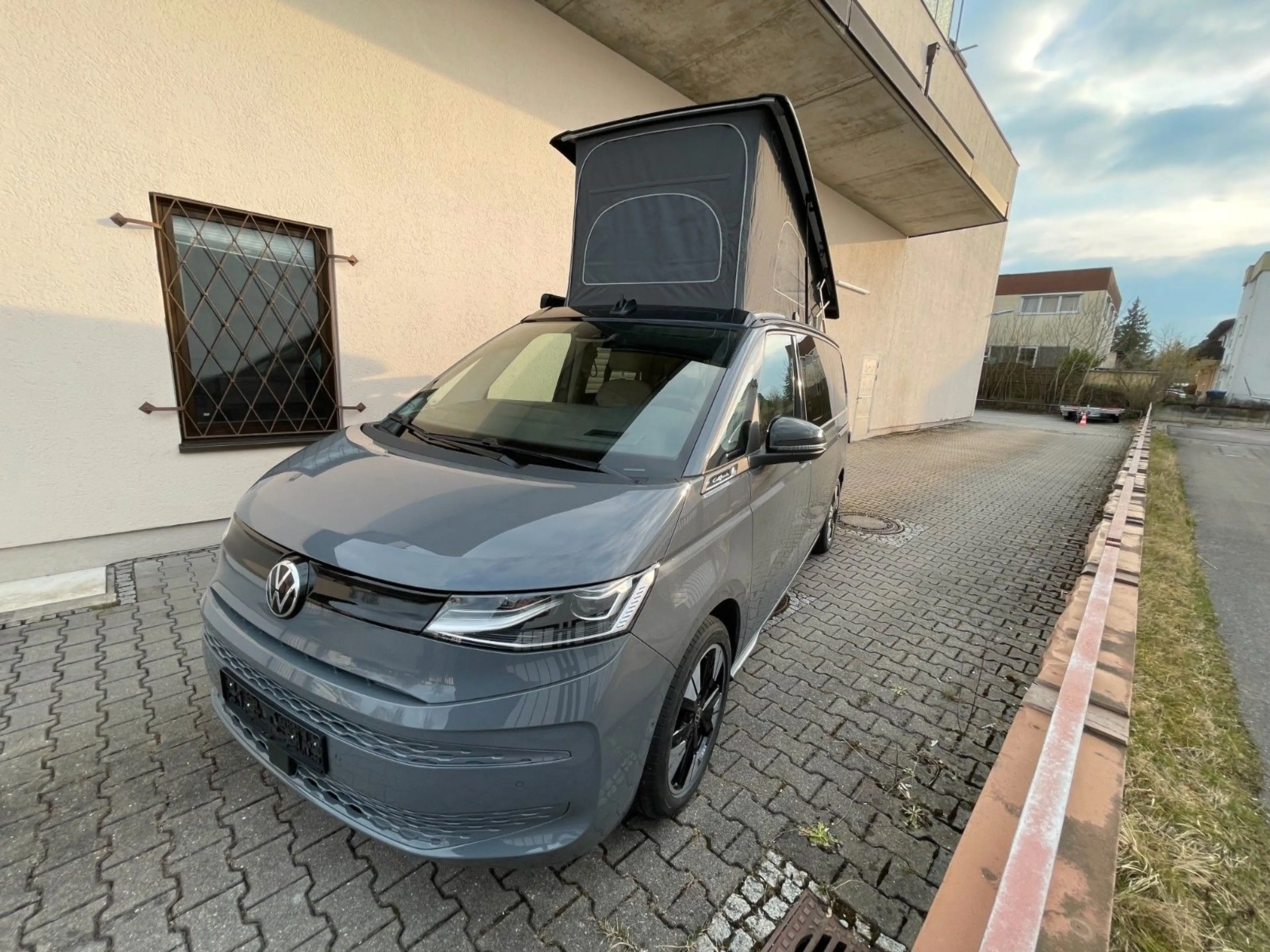 Volkswagen T7 California Beach Camper AHK DCC Head UP 19 Z — photo 3