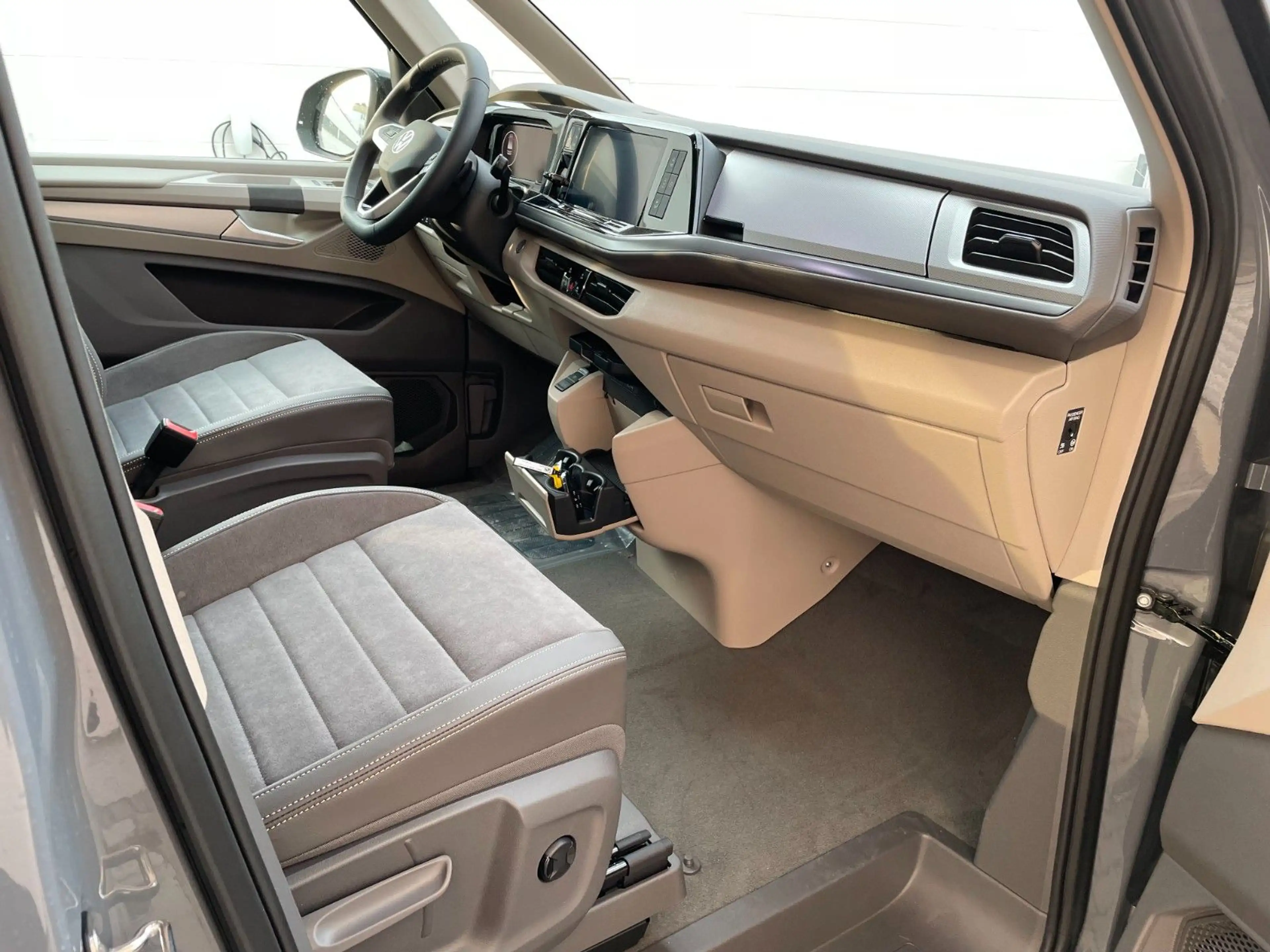 Volkswagen T7 California Beach Camper AHK DCC Head UP 19 Z — photo 11
