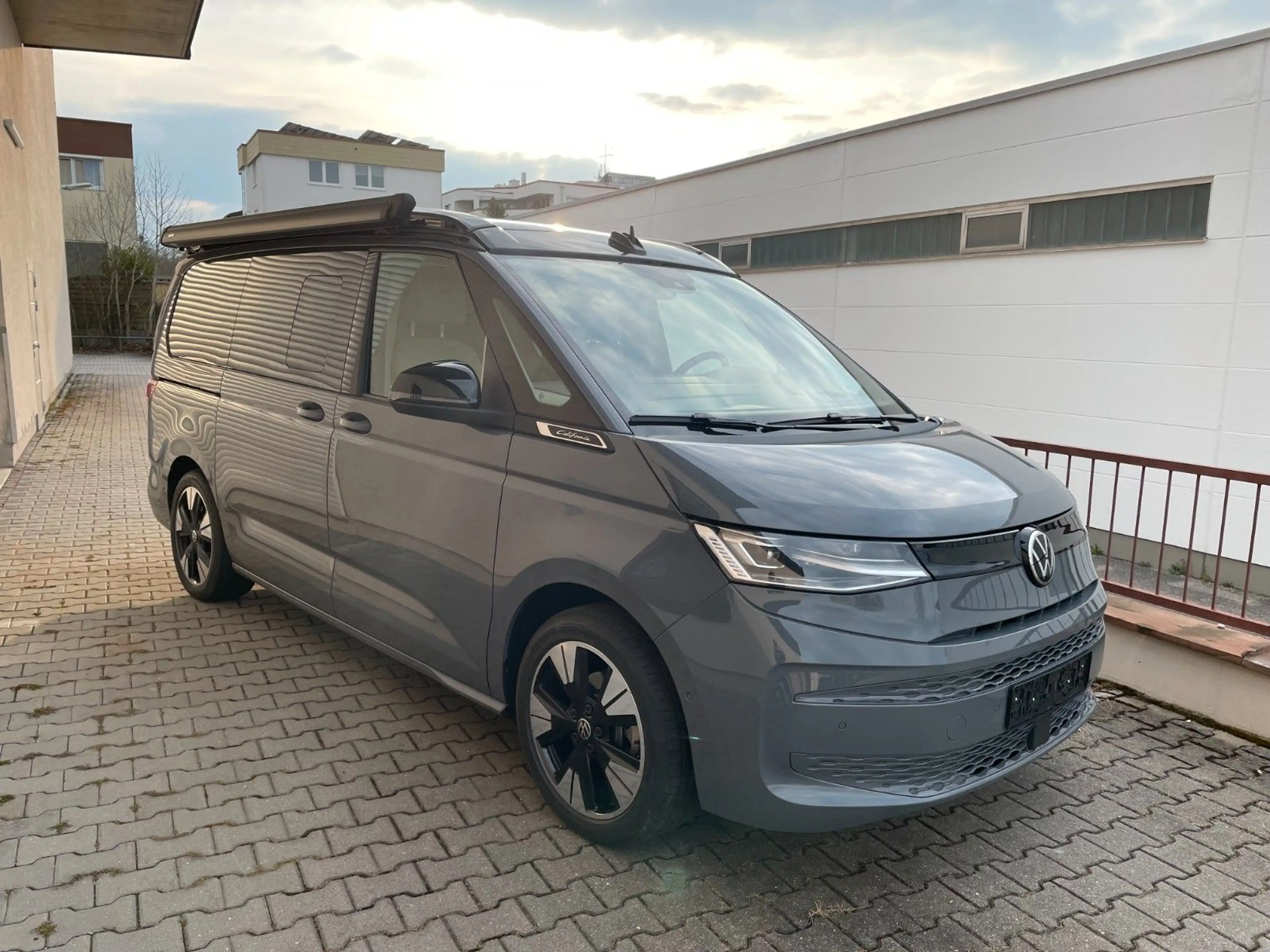 Volkswagen T7 California Beach Camper AHK DCC Head UP 19 Z — photo 2