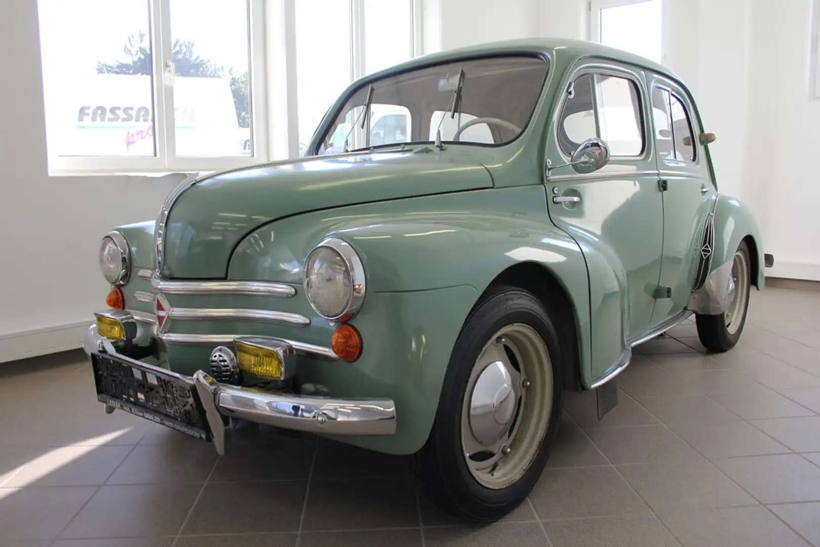 Renault 4CV Originalzustand zelena - 1