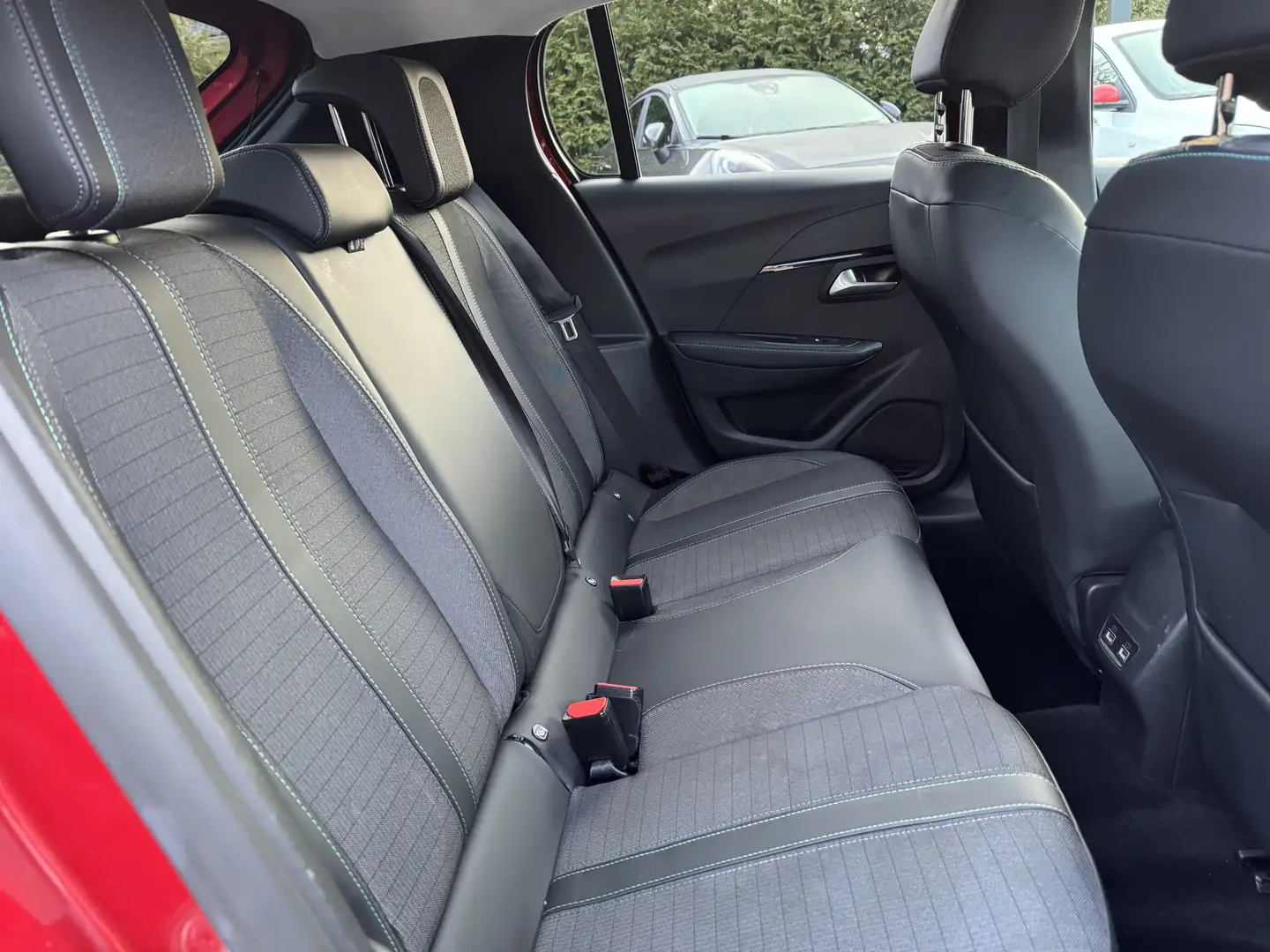 Peugeot 208 100pk PT Allure, Camera | Navi & CarPlay | Clima Rood - 2