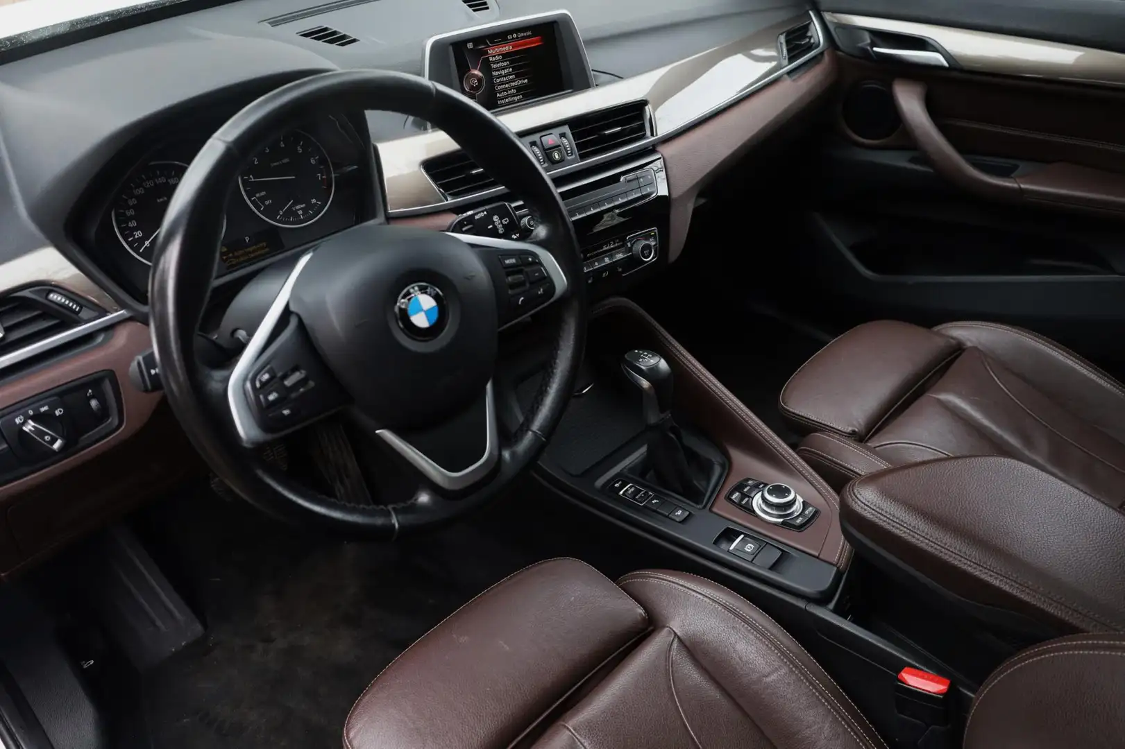 BMW X1 XDrive20i M Sport Aut. | Panorama | Sportstoelen | Wit - 2