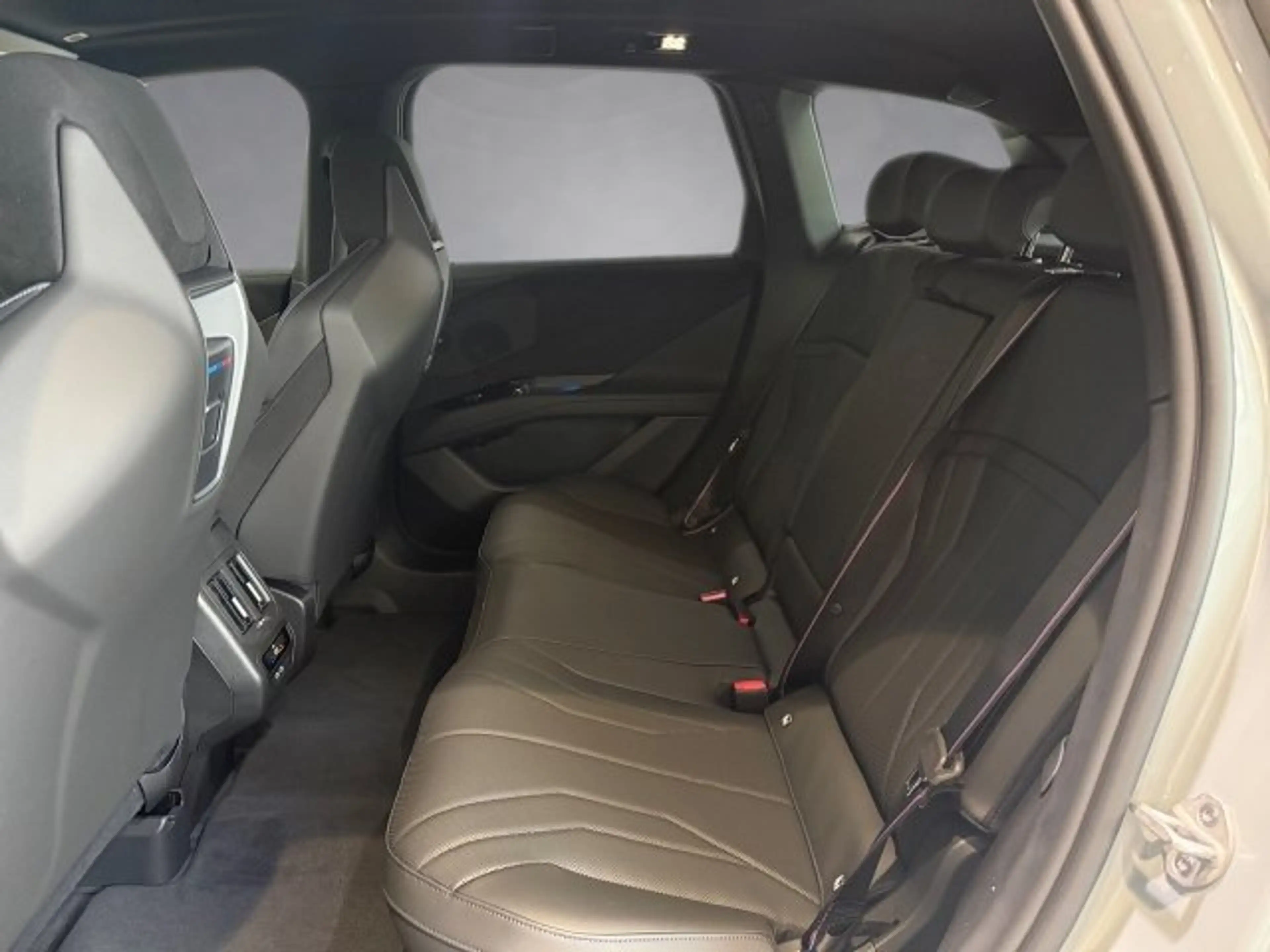 BMW iX3 40 — photo 12