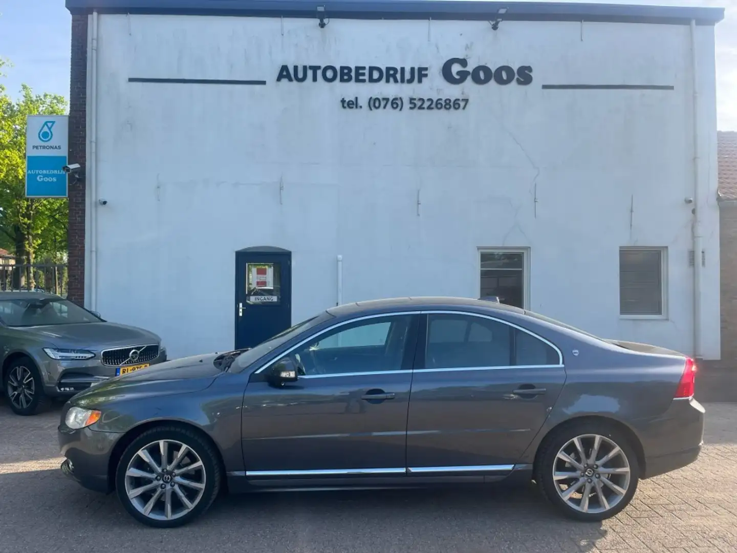 Volvo S80 4.4 V8 AWD Executive Szary - 2