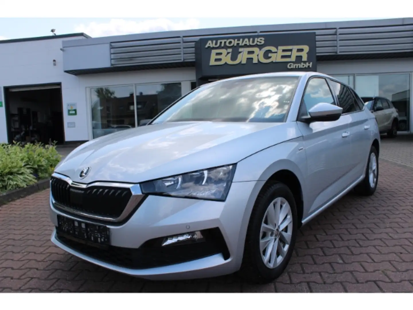 Skoda Scala Tour 1.5 TSI Navi LED Kamera SitzHZG el. Heckklapp Silber - 1