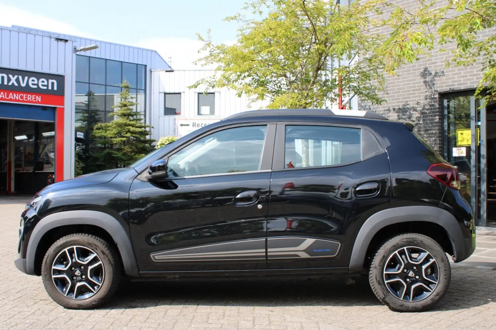 Dacia Spring Comfort+ 220 KM WLTP Navigatie/Bluet/Airco "RIJKLA Zwart - 2