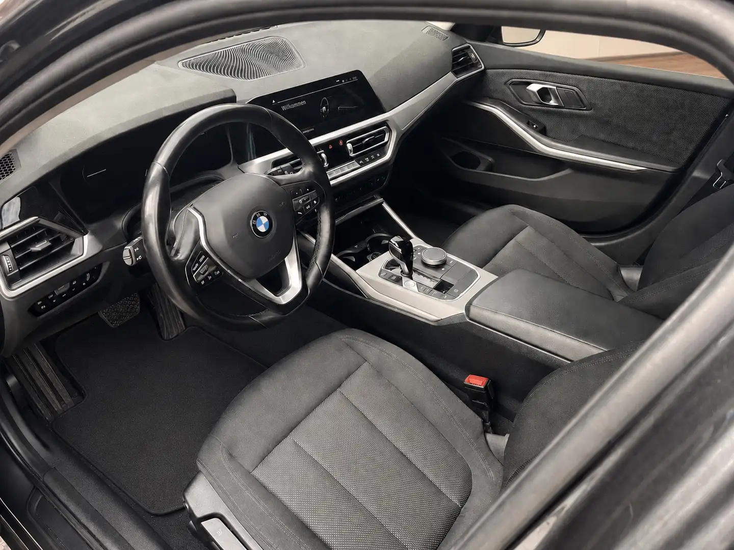 BMW 320 320 d xDrive Advantage Grau - 2