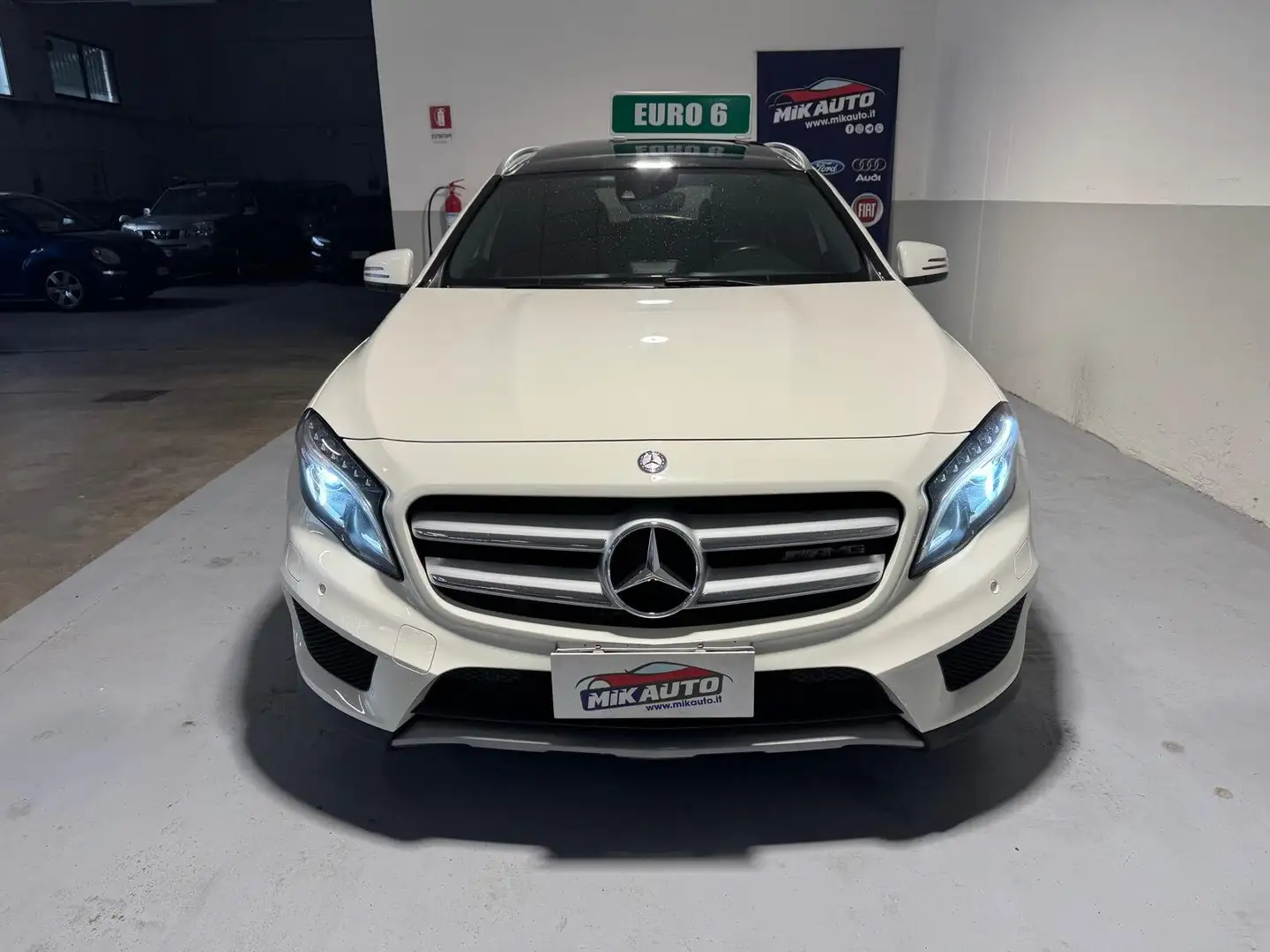 Mercedes-Benz GLA 220 GLA 220 d (cdi) Premium 4matic 170cv auto AMG Bílá - 2