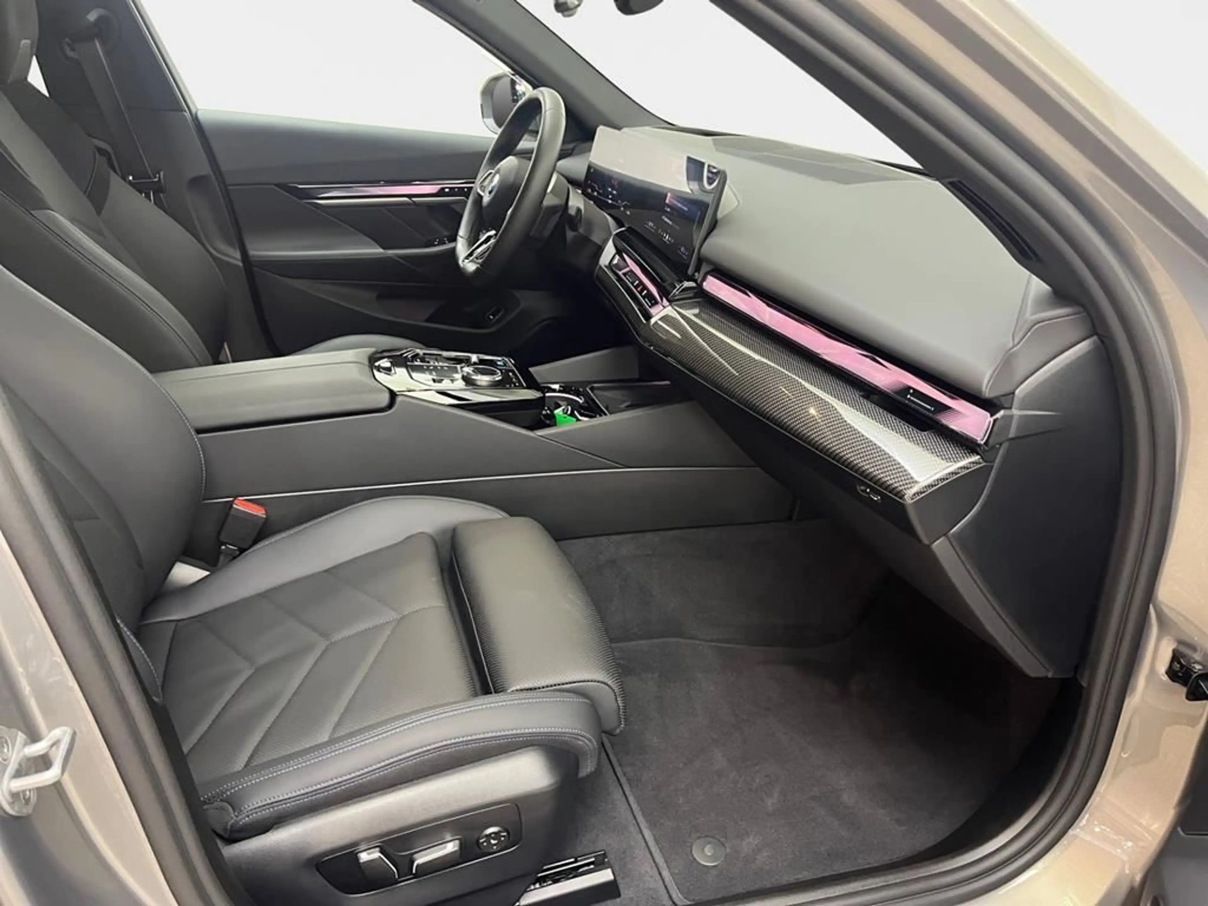 BMW i5 M Sport Pro — photo 14