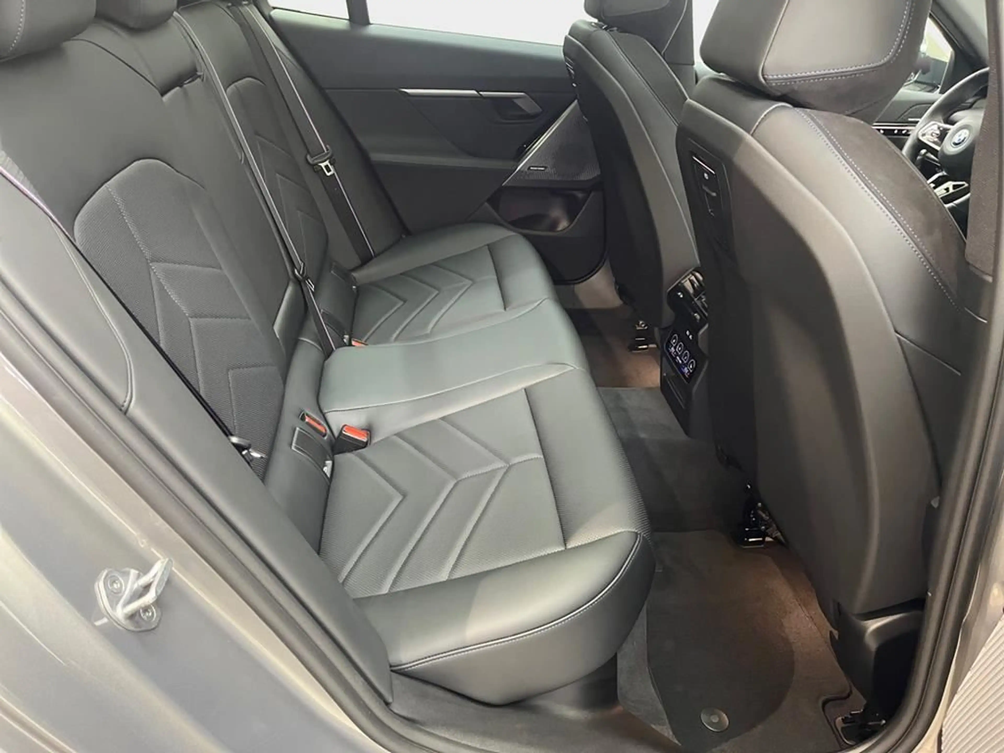 BMW i5 M Sport Pro — photo 15
