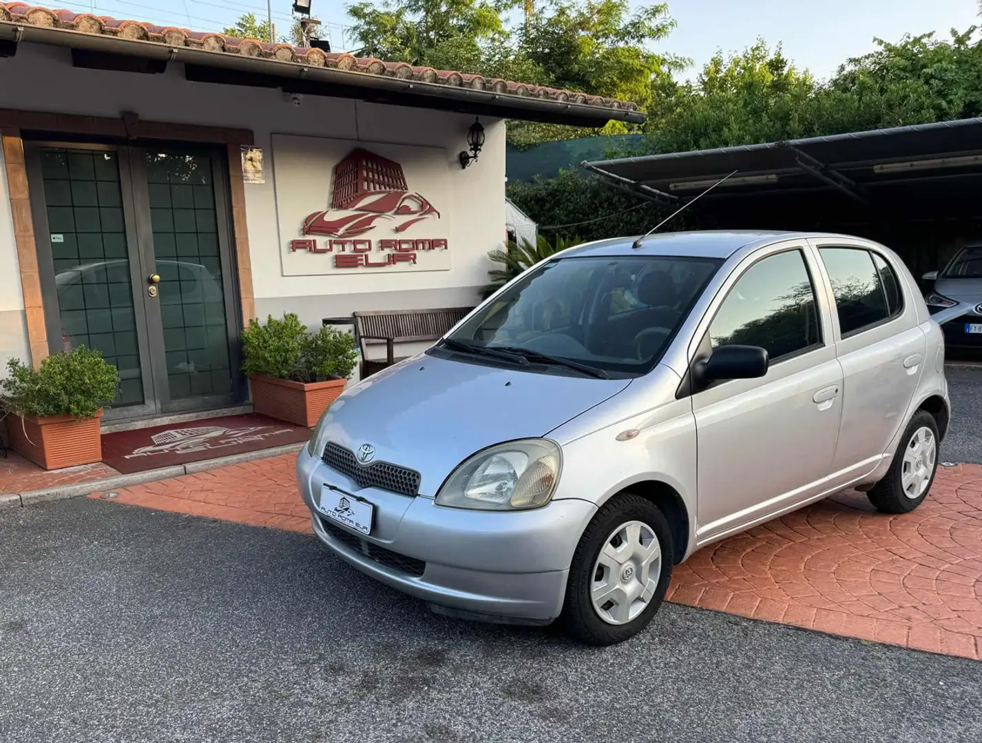 Toyota Yaris 1.0i 16V cat 5 porte Sol GOMMATA! NEOPATENTATI! Argento - 1