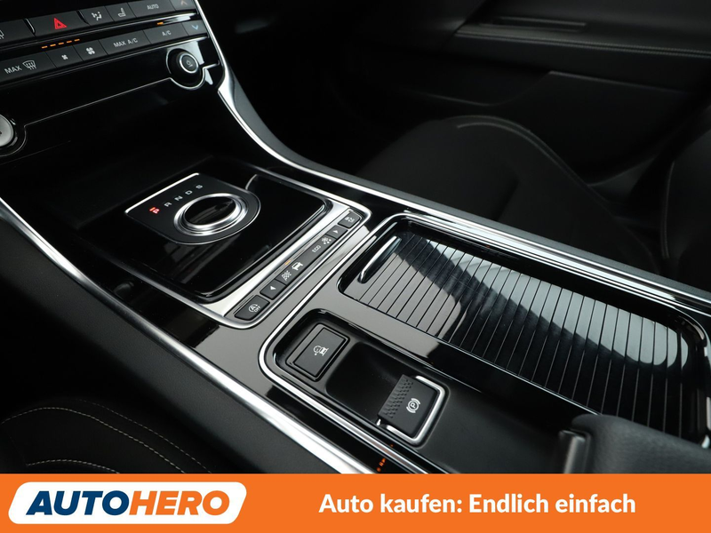 Jaguar XE 20t R-Sport Aut.*NAVI*TEMPO*PDC*SHZ*ALU*KLIMA* — photo 24