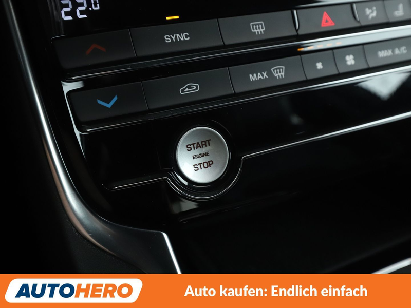 Jaguar XE 20t R-Sport Aut.*NAVI*TEMPO*PDC*SHZ*ALU*KLIMA* — photo 28