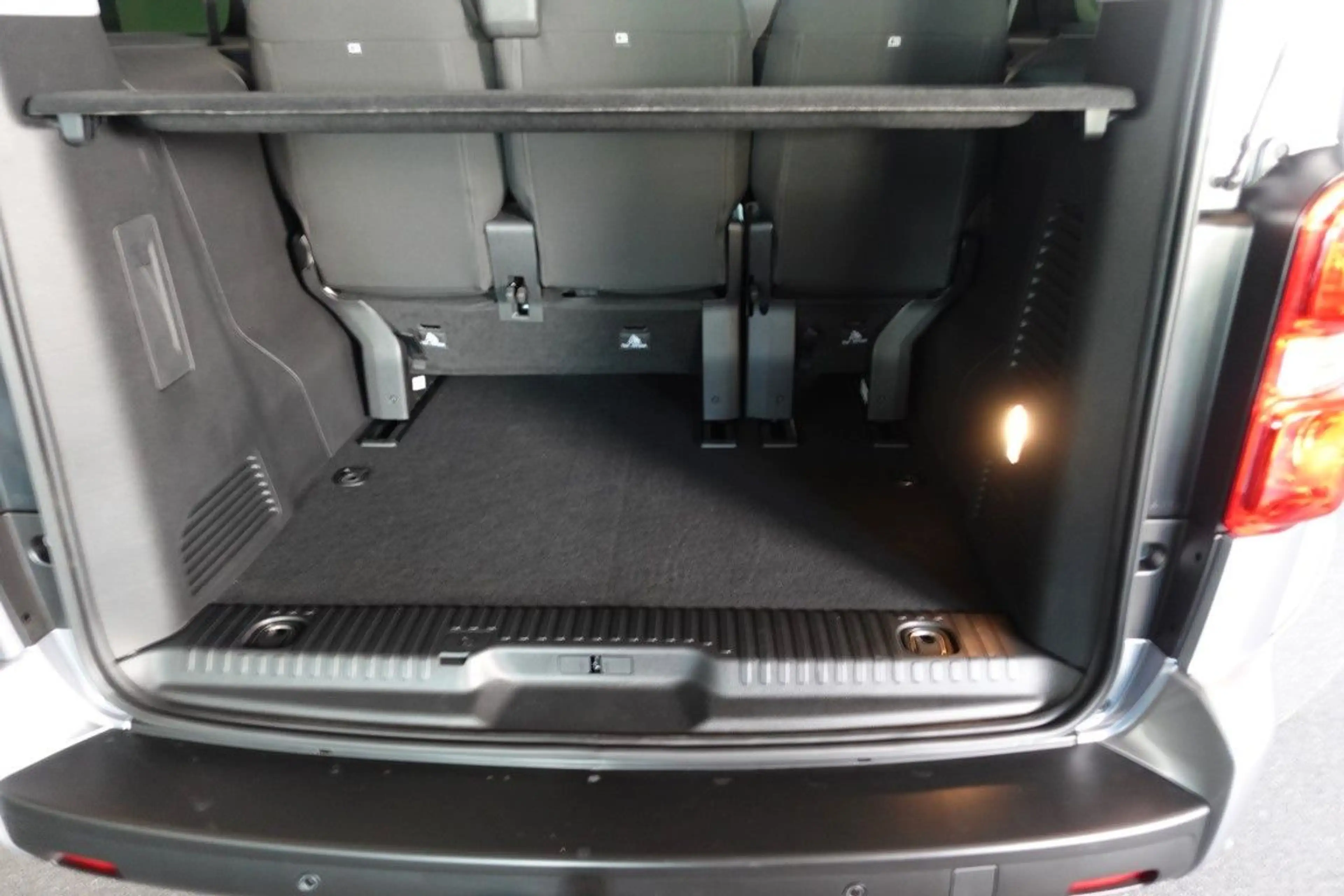 Peugeot Traveller Diesel 180 EAT8 Active L3 *AHK*SH* — photo 8