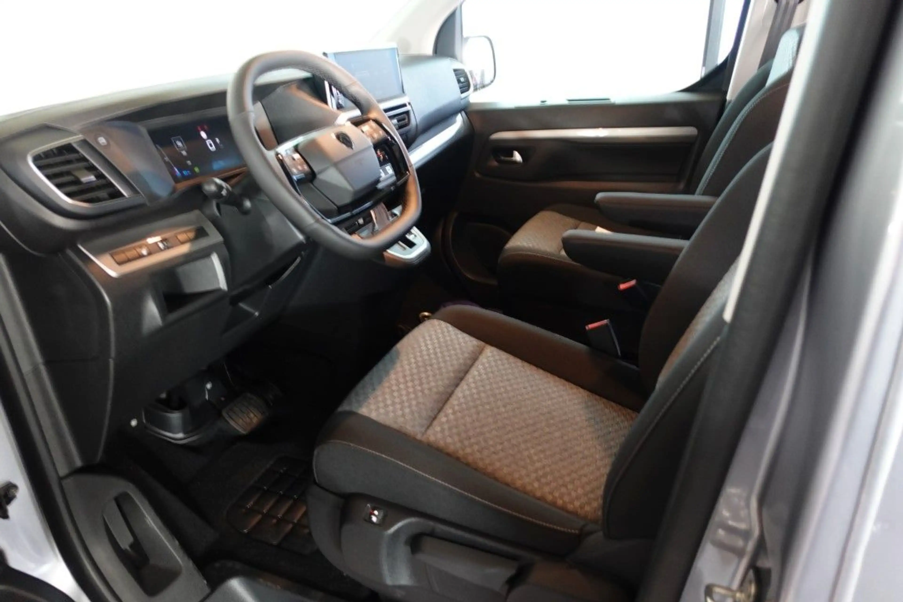 Peugeot Traveller Diesel 180 EAT8 Active L3 *AHK*SH* — photo 15
