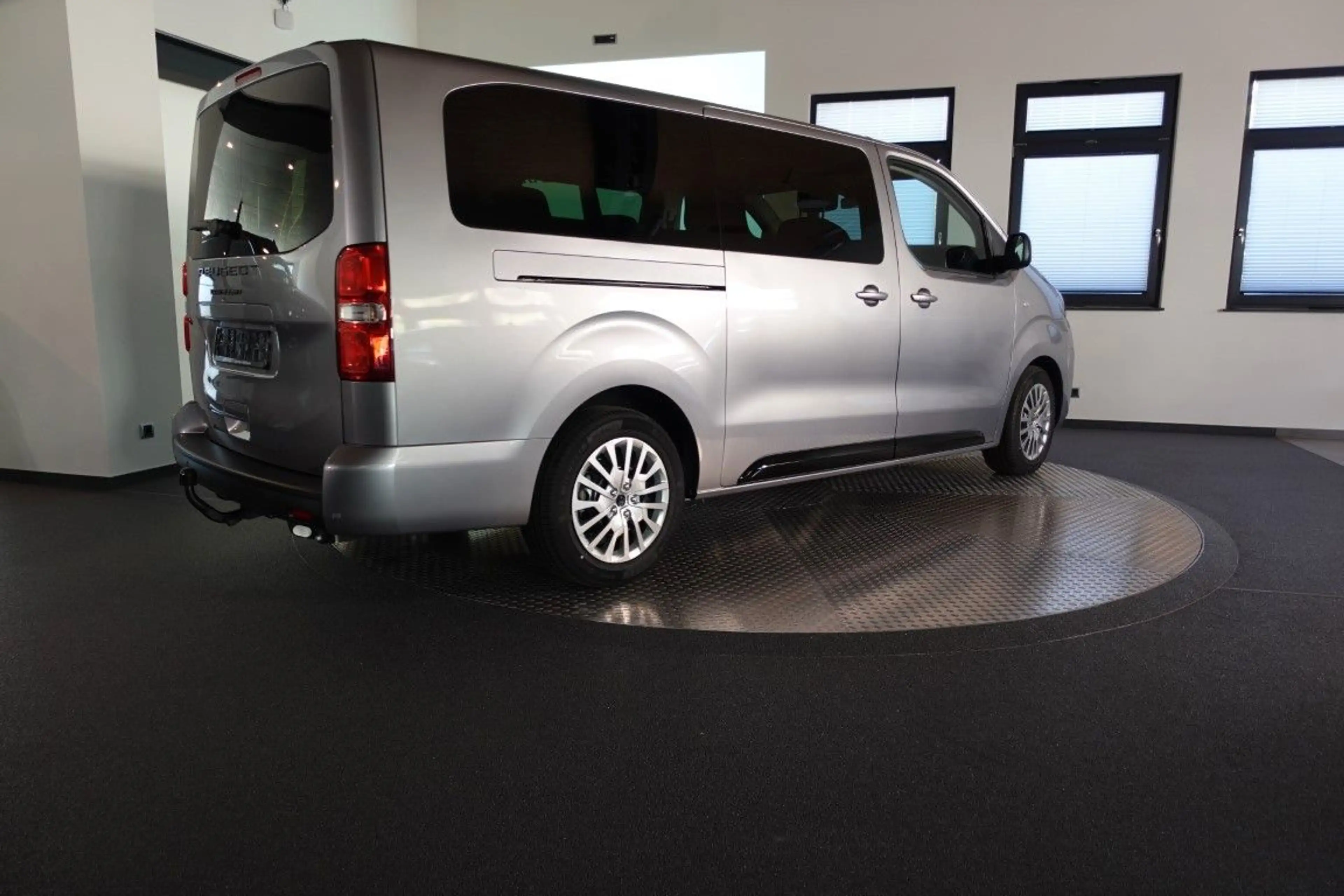 Peugeot Traveller Diesel 180 EAT8 Active L3 *AHK*SH* — photo 6