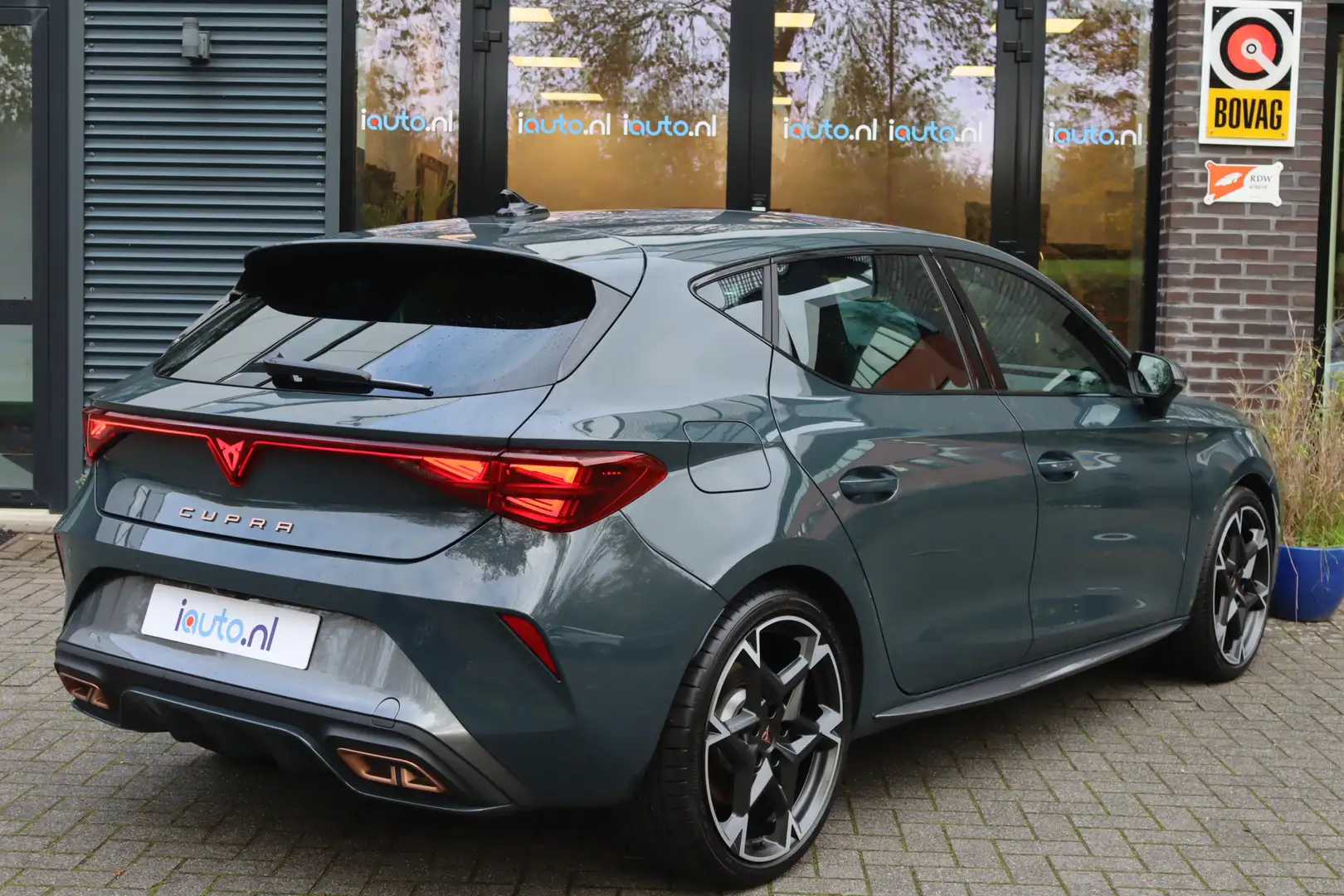 CUPRA Leon 1.5 TSI e-Hybrid 272pk VZ Performance Pano/Matrix Blauw - 2