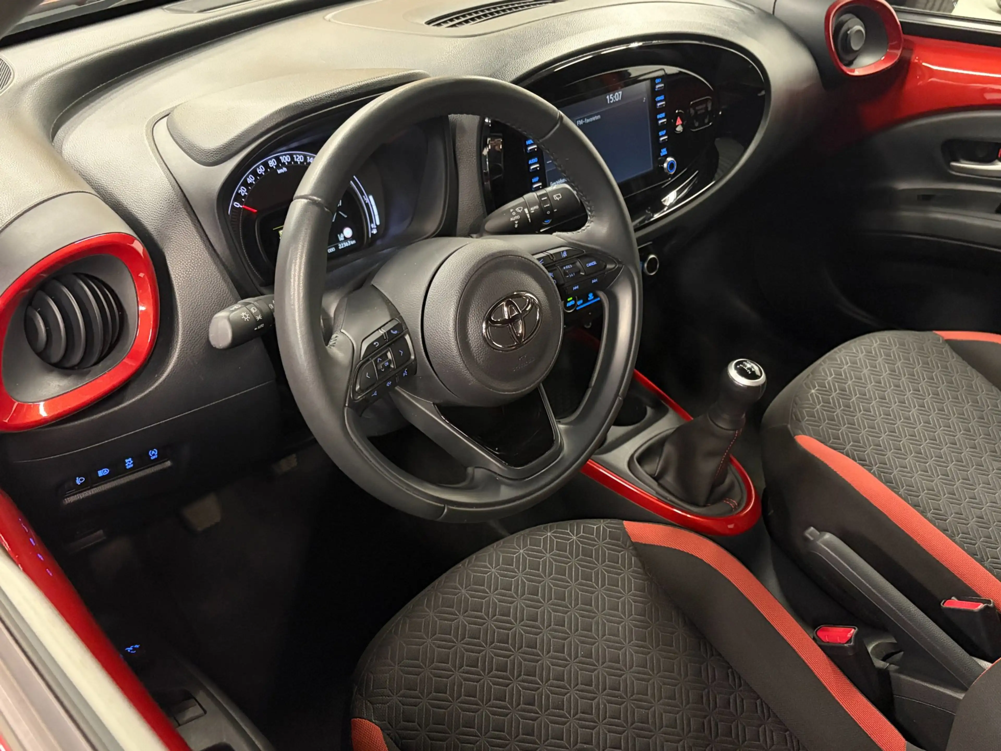 Toyota Aygo X 1.0 VVT-i MT Pulse Clima / Camera / Keyless / Stoe — photo 2