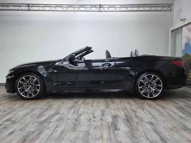 BMW M4 view 3