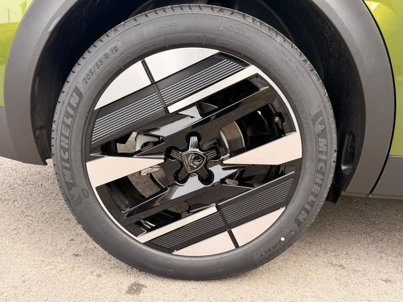 Peugeot 408 GT Exclusive — photo 12