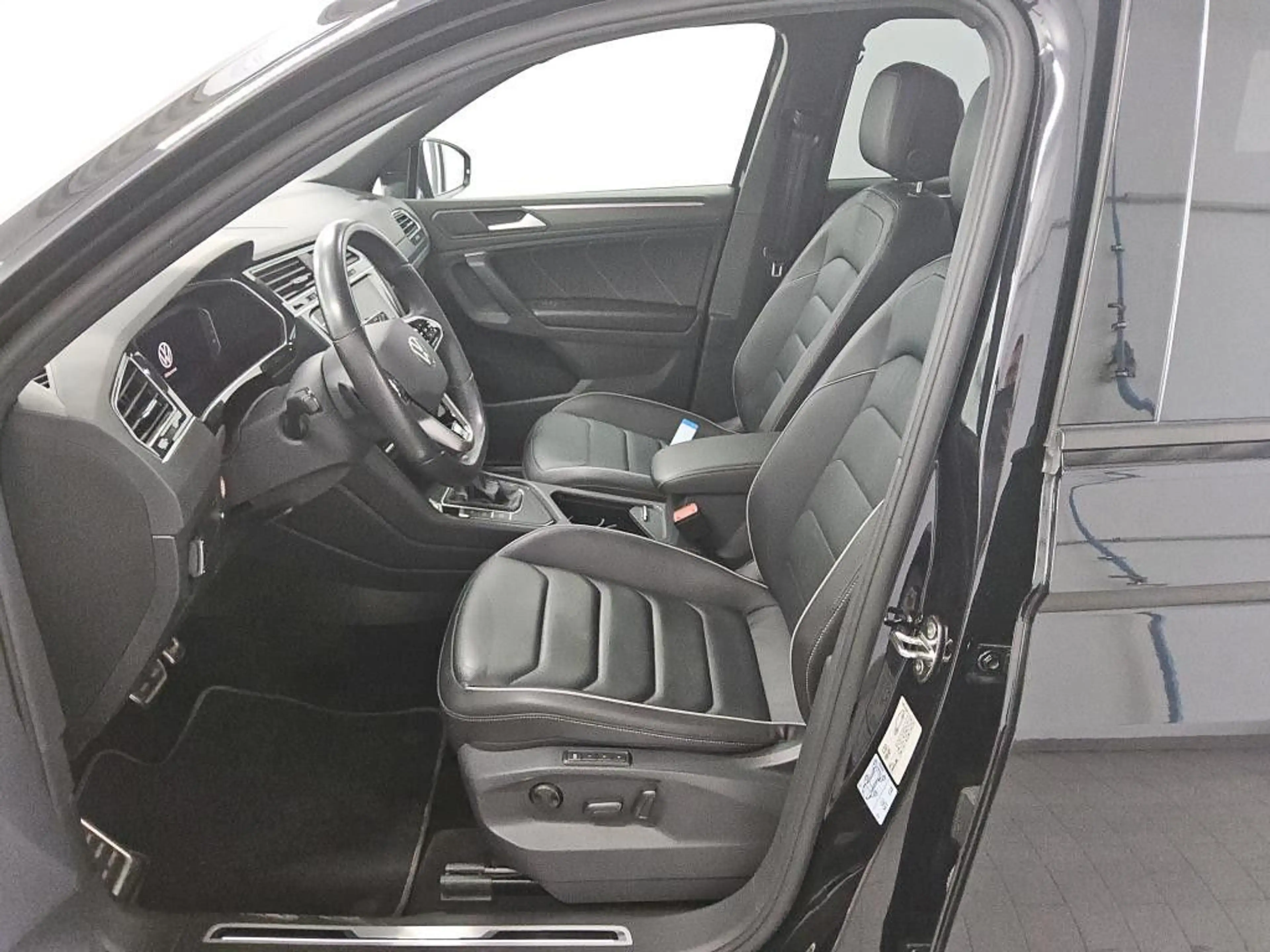 Volkswagen Tiguan R-Line eHybrid Black Style Pano Leder — photo 6