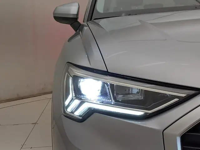 Audi Q3 view 10