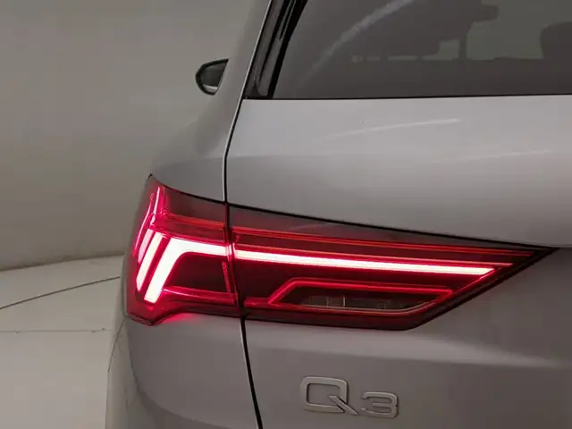 Audi Q3 view 11