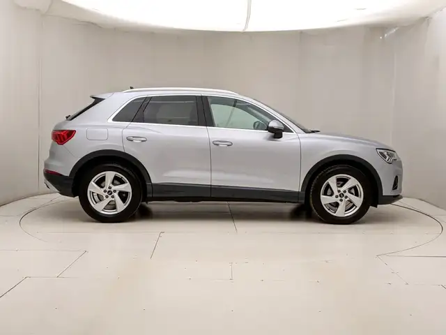 Audi Q3 view 3