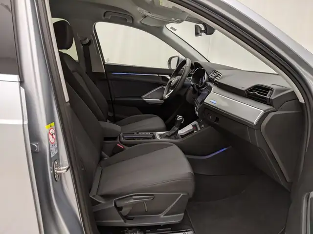 Audi Q3 view 8