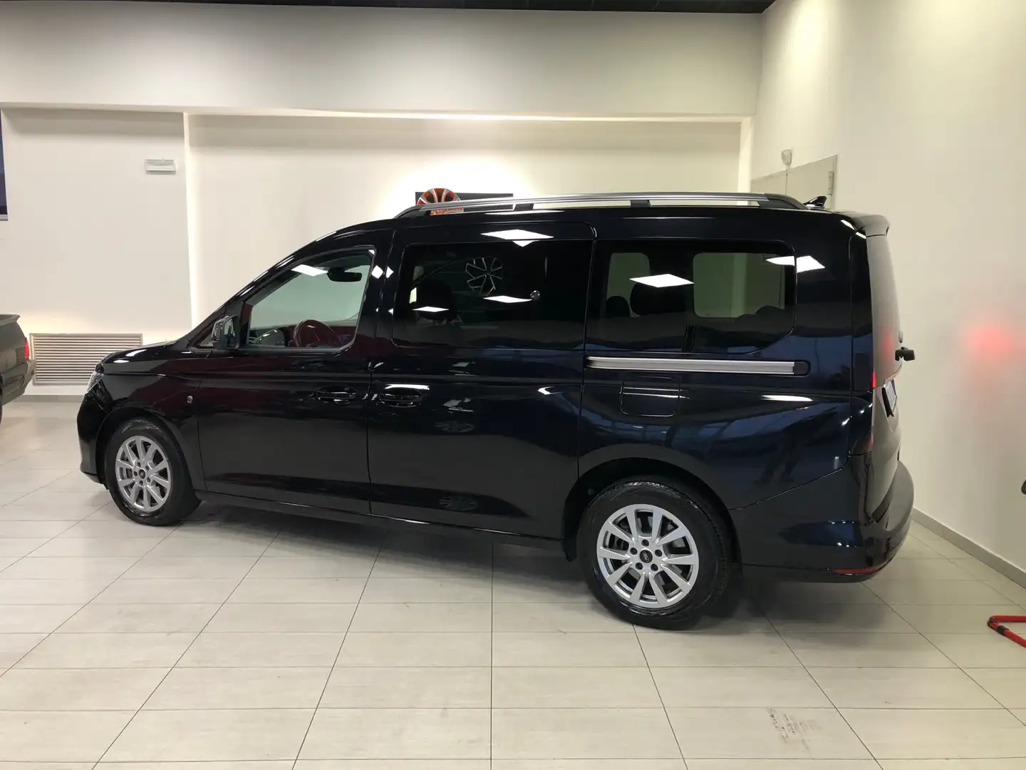 Ford Grand Tourneo Connect 2.0 EcoBlue 122 cv Powershift Titanium 7 p Чорний - 2