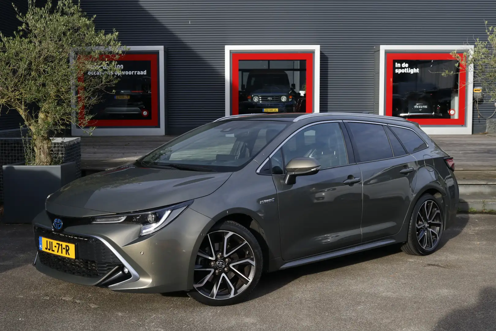 Toyota Corolla Touring Sports 2.0 Hybrid Premium | Schuif -/ kant Bruin - 1