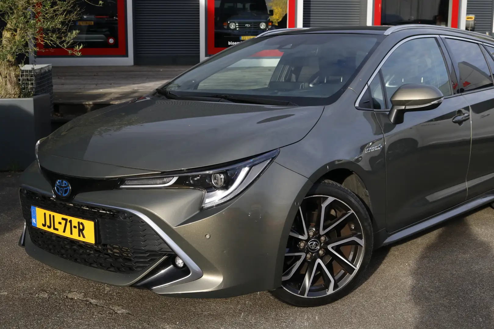 Toyota Corolla Touring Sports 2.0 Hybrid Premium | Schuif -/ kant Bruin - 2