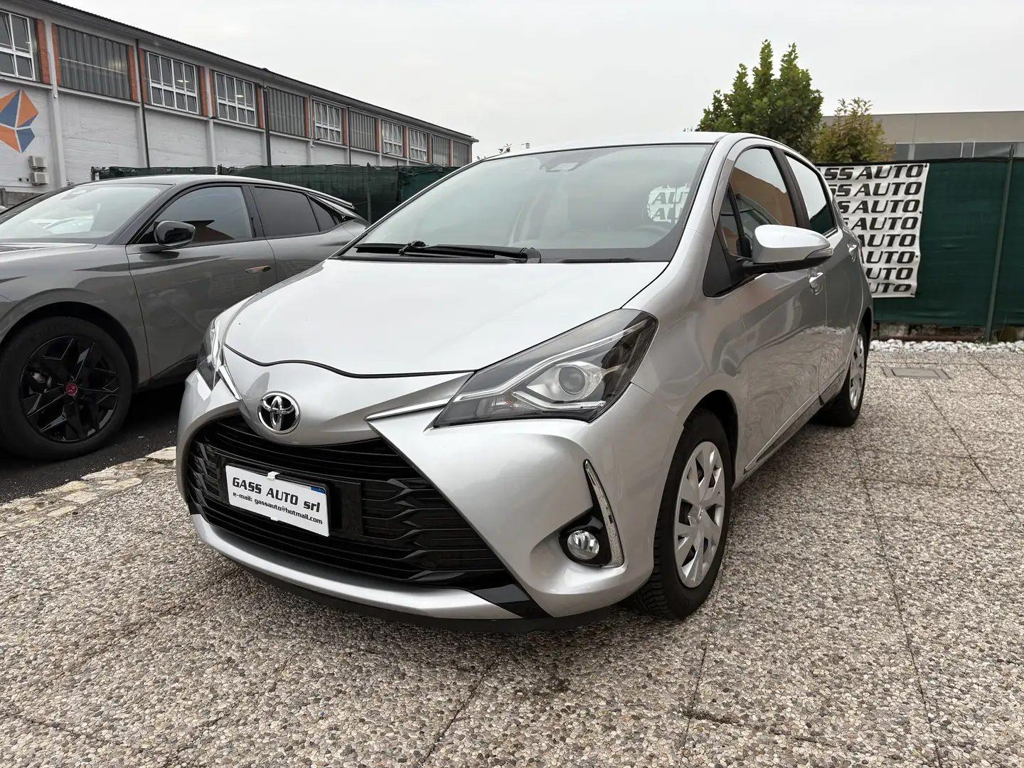 Toyota Yaris 5p 1.0 Lounge my16 Argent - 1
